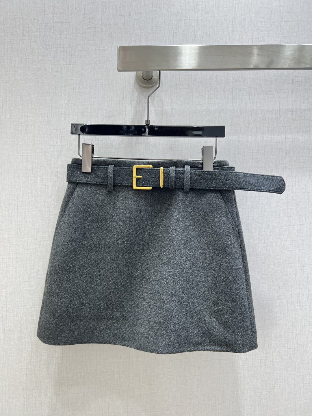 NO:656260,Highly recommended MIU*2025 new autumn and winter wool belt skirt, slim fit, with customized belt, full of texture, elegant design, OK for daily OL, a fashionable straight skirt with unique charm, four colors, SMLXL code, high quality ABC,,miumiu,skirts,alexander wang19860909强烈推荐 MIU*2025秋冬新款 羊毛腰带半裙 气质修身 配定制皮带 质感十足 优雅气质设计 日常OL都OK 一款具有独特魅力的时尚直筒裙 四个色 SMLXL码 高品质ABC,,miumiu,skirts,alexander wang,Women's clothing