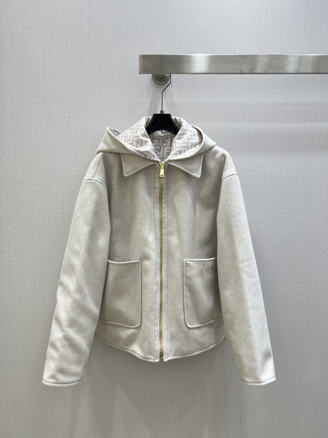 NO:656261,Highly recommended FEN*2025 new autumn and winter woolen hooded jacket, reversible, contains wool, classic and stylish, has its own aura, the fabric texture is very nice, fashionable and high-end, the color is super positive, the upper body is whiter and slimmer, a cool and handsome series, the upper body is full of aura when walking, the length is just right, easy to control, two colors SML code, high quality ABC, fendi, jackets & coats, hats, alexander wang19860909强烈推荐 FEN*2025秋冬新款 毛呢连帽外套 双面可穿 含羊毛 经典又有型 自带气场 面料质感很奈斯 时髦又高级 颜色超级正 上身显白又显瘦 自带酷帅感的系列 走路都带风上身气场全开 长度恰到好处 轻松驾驭 两个色 SML码 高品质ABC,,fendi,jackets & coats,hats,alexander wang,Women's clothing