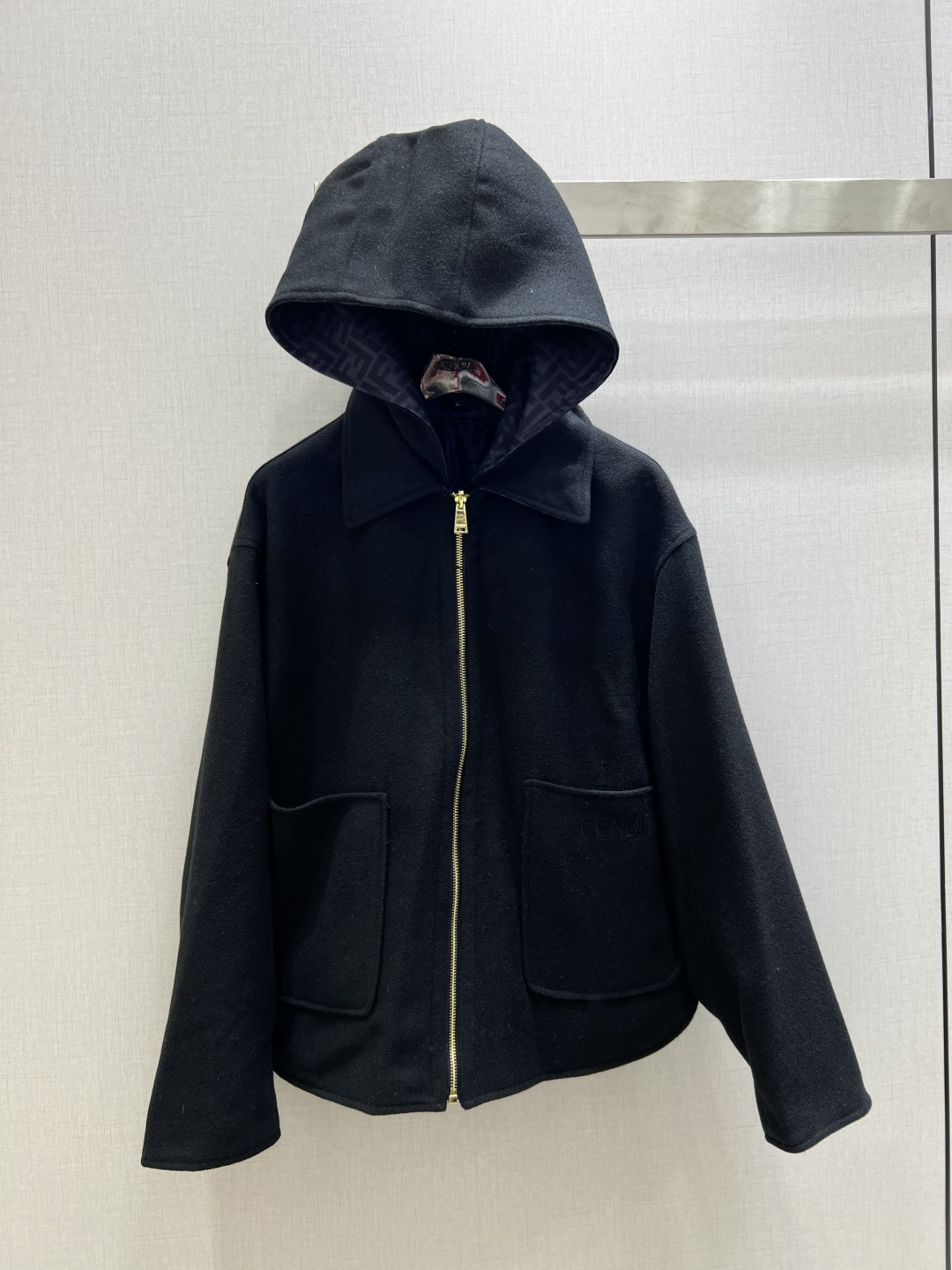 NO:656271,Highly recommended FEN*2025 new autumn and winter woolen hooded jacket, reversible, contains wool, classic and stylish, has its own aura, the fabric texture is very nice, fashionable and high-end, the color is super positive, the upper body is whiter and slimmer, a cool and handsome series, the upper body is full of aura when walking, the length is just right, easy to control, two colors SML code, high quality ABC, fendi, jackets & coats, hats, alexander wang19860909强烈推荐 FEN*2025秋冬新款 毛呢连帽外套 双面可穿 含羊毛 经典又有型 自带气场 面料质感很奈斯 时髦又高级 颜色超级正 上身显白又显瘦 自带酷帅感的系列 走路都带风上身气场全开 长度恰到好处 轻松驾驭 两个色 SML码 高品质ABC,,fendi,jackets & coats,hats,alexander wang,Women's clothing