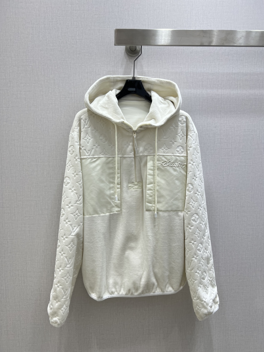 NO:656253,Highly recommended LV*2025 autumn and winter new style hooded embossed half-zip long-sleeved top, customized velvet fabric, retro and fashionable, suitable for the dual needs of comfort and fashion, can be integrated into every daily dressing scene. Playful and age-reducing design elements echo with vitality. One color SML code, high quality ABC, Louis Vuitton, hats, alexander wang19860909强烈推荐 LV*2025秋冬新款 连帽压花半拉链长袖上衣 定制丝绒面料 复古时髦 贴合舒适与时髦的双需求能融入每个日常的穿搭场景中.俏皮减龄充满元气的设计元素相呼应.一个色 SML码 高品质ABC,,louis vuitton,hats,alexander wang,Women's clothing