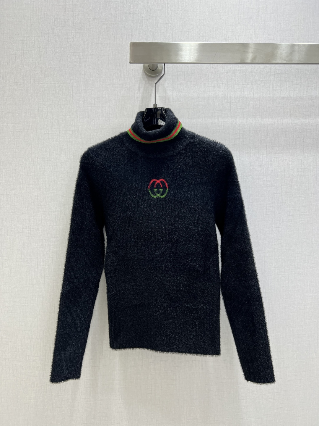 NO:656214,Highly recommended GUC*2025 new autumn and winter double G letter turtleneck sweater, wool, delicate and soft texture. Classic age-reducing item!  The pattern doesn’t make your upper body look slimmer!  A perfect item that Bai Fumei must buy. The texture is superb and the workmanship is perfect!  Grab the spot now and get the big orders!  Two colors SML code high quality ABC,,gucci,sweaters,alexander wang19860909强烈推荐 GUC*2025秋冬新款 双G字母高领毛衣 羊毛 质感细腻软糯.经典减龄单品！版型不挑人上身巨显瘦！白富美必收的完美单品.质感超赞完美做工品质！现货开抢 大单子甩过来！两个色 SML码 高品质ABC,,gucci,sweaters,alexander wang,Women's clothing