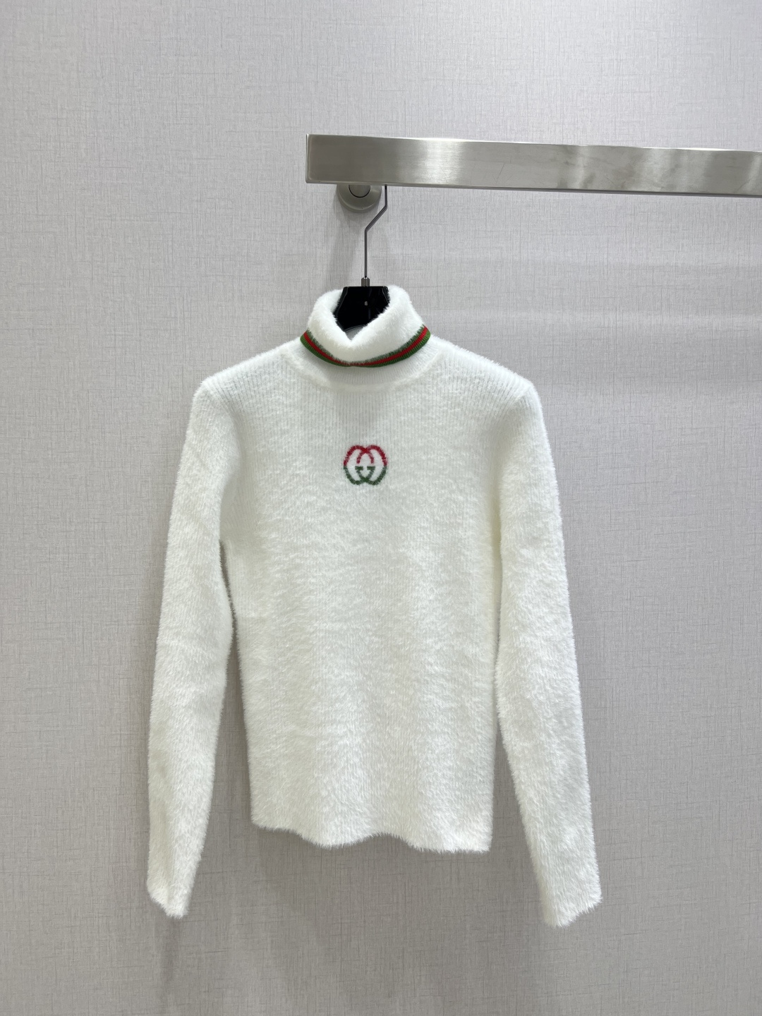 NO:656207,Highly recommended GUC*2025 new autumn and winter double G letter turtleneck sweater, wool, delicate and soft texture. Classic age-reducing item!  The pattern doesn’t make your upper body look slimmer!  A perfect item that Bai Fumei must buy. The texture is superb and the workmanship is perfect!  Grab the spot now and get the big orders!  Two colors SML code high quality ABC,,gucci,sweaters,alexander wang19860909强烈推荐 GUC*2025秋冬新款 双G字母高领毛衣 羊毛 质感细腻软糯.经典减龄单品！版型不挑人上身巨显瘦！白富美必收的完美单品.质感超赞完美做工品质！现货开抢 大单子甩过来！两个色 SML码 高品质ABC,,gucci,sweaters,alexander wang,Women's clothing