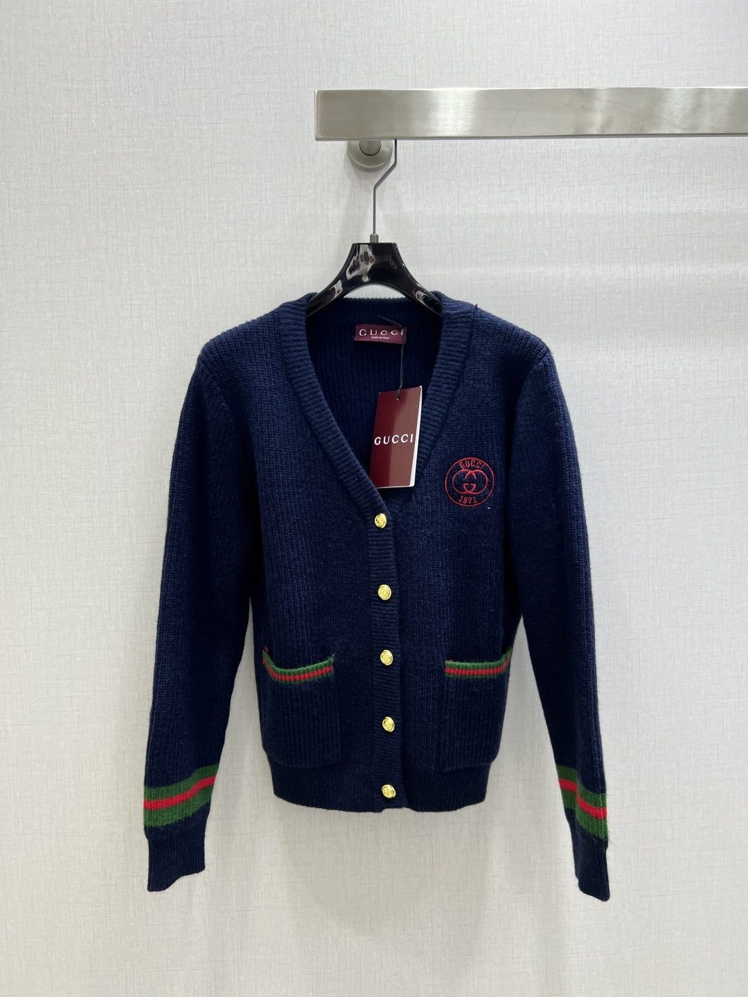 NO:656246,Highly recommended GUC*2025 new autumn and winter contrasting color double pocket sweater cardigan jacket wool, delicate and soft texture. Classic age-reducing item!  The pattern doesn’t make your upper body look slimmer!  A perfect item that Bai Fumei must buy. The texture is superb and the workmanship is perfect!  Grab the spot now and get the big orders!  Two colors SML code high quality ABC,,gucci,jackets & coats,sweaters,alexander wang19860909强烈推荐 GUC*2025秋冬新款 撞色双口袋毛衣开衫外套 羊毛 质感细腻软糯.经典减龄单品！版型不挑人上身巨显瘦！白富美必收的完美单品.质感超赞完美做工品质！现货开抢 大单子甩过来！两个色 SML码 高品质ABC,,gucci,jackets & coats,sweaters,alexander wang,Women's clothing