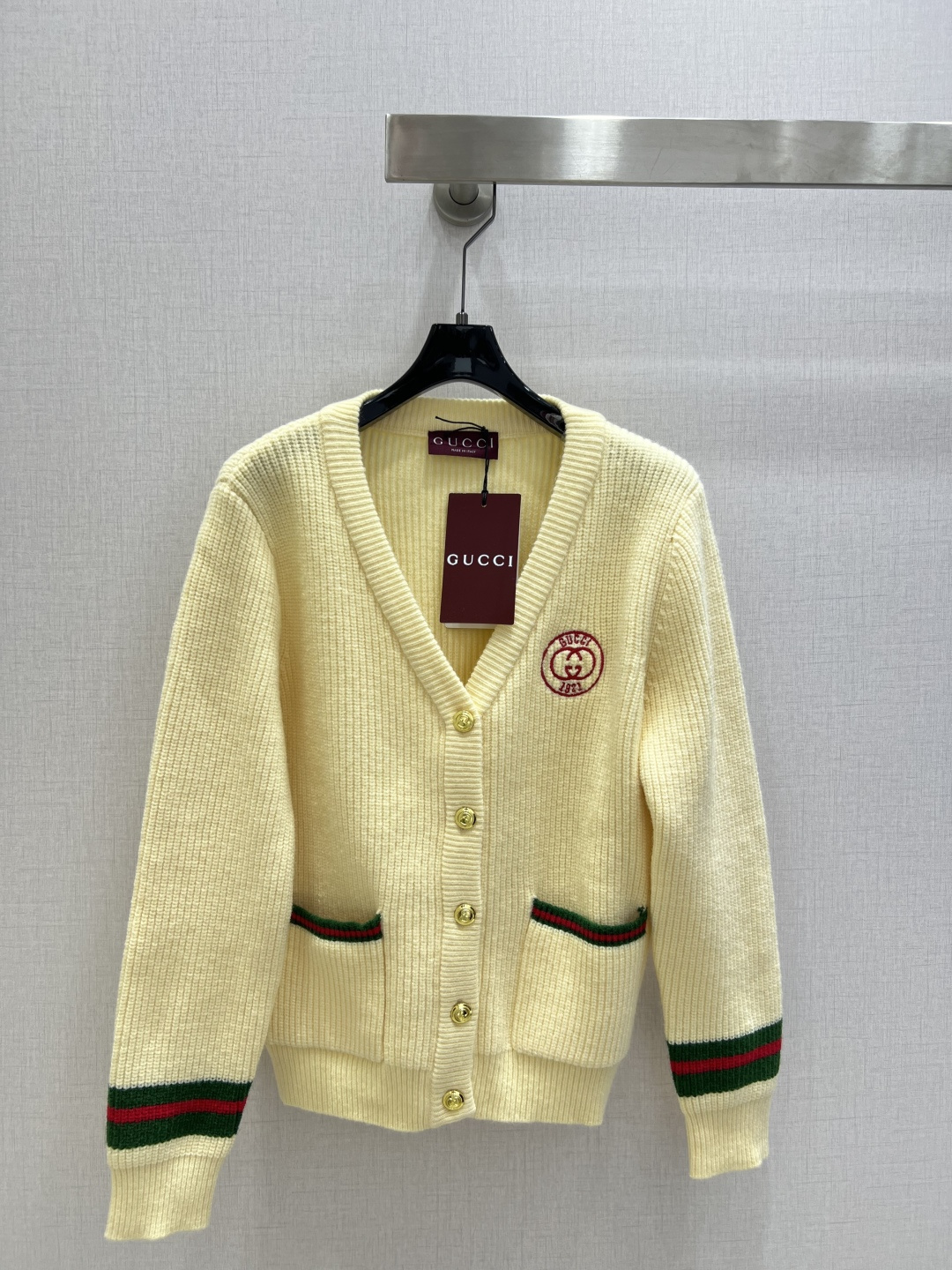 NO:656281,Highly recommended GUC*2025 new autumn and winter contrasting color double pocket sweater cardigan jacket wool, delicate and soft texture. Classic age-reducing item!  The pattern doesn’t make your upper body look slimmer!  A perfect item that Bai Fumei must buy. The texture is superb and the workmanship is perfect!  Grab the spot now and get the big orders!  Two colors SML code high quality ABC,,gucci,jackets & coats,sweaters,alexander wang19860909强烈推荐 GUC*2025秋冬新款 撞色双口袋毛衣开衫外套 羊毛 质感细腻软糯.经典减龄单品！版型不挑人上身巨显瘦！白富美必收的完美单品.质感超赞完美做工品质！现货开抢 大单子甩过来！两个色 SML码 高品质ABC,,gucci,jackets & coats,sweaters,alexander wang,Women's clothing