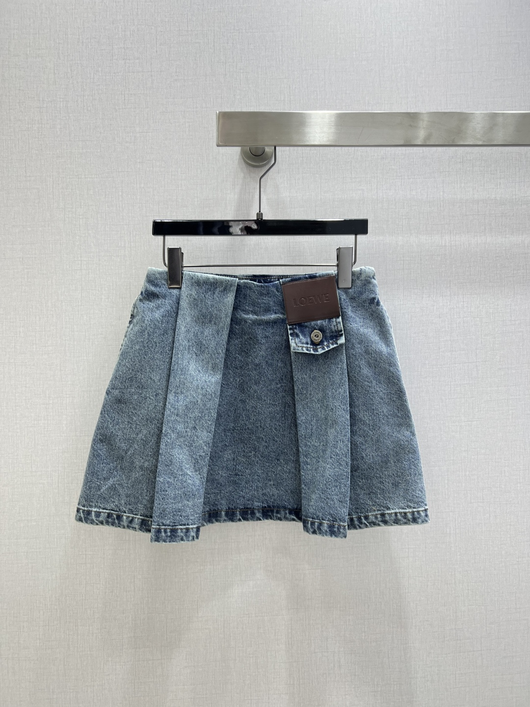 NO:656235,Highly recommended LOE* 2025 new autumn and winter style leather brand pleated denim skirt, nostalgic retro denim denim, environmentally friendly enzyme double wash, a very careful one, enzyme washed personalized color, the upper body is cool and sassy, made of customized high-quality twill cotton washed denim fabric, with fine texture, natural cotton feel, muscular yet soft, neat three-dimensional tailoring, street style and short casual, very comfortable, fashionable denim walking in the city  One color SML code high quality ABC,,loewe,skirts,alexander wang19860909强烈推荐 LOE*2025秋冬新款 皮牌压褶牛仔半裙 怀旧复古丹宁牛仔 环保酵素双次洗水 非常用心的一款 酵洗个性色调 上身又酷又飒爽 采用定制高品质斜纹棉质水洗牛仔面料,纹理细腻,棉感自然,既有筋骨感又不失柔软,利落立体剪裁 是街头感和随行短休闲 很惬意 游走于都市的时尚牛仔 一个色 SML码 高品质ABC,,loewe,skirts,alexander wang,Women's clothing
