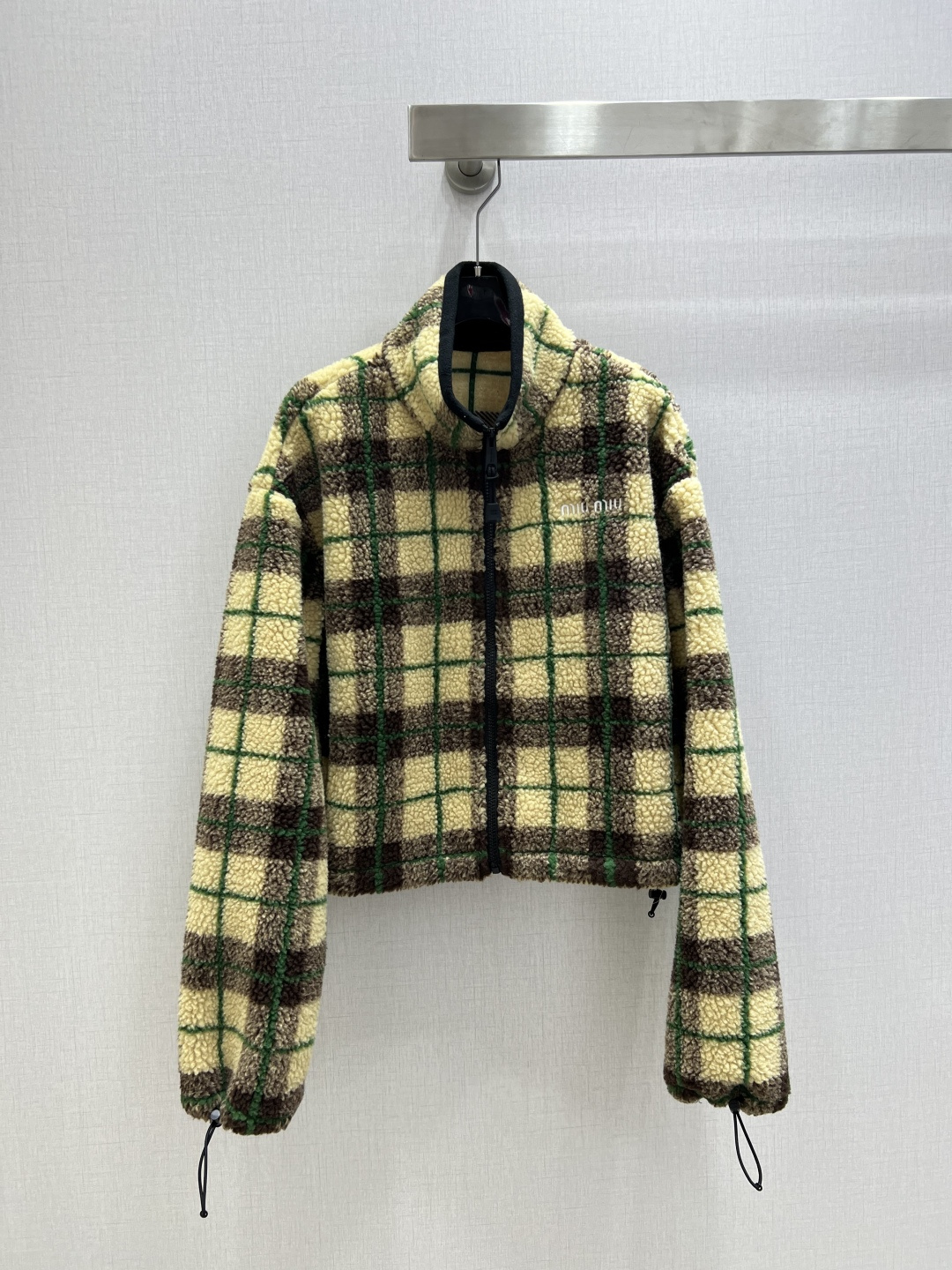 NO:656227,Highly recommended MIU*2025 new autumn and winter lamb wool plaid stand collar jacket. Comfortable lamb wool. It meets the dual needs of comfort and fashion and can be integrated into every daily dressing scene. One color SML code. High quality ABC,,miumiu,jackets & coats,alexander wang19860909强烈推荐 MIU*2025秋冬新款 羊羔毛格纹立领外套 手感舒适的羊羔毛 贴合舒适与时髦的双需求能融入每个日常的穿搭场景中.一个色 SML码 高品质ABC,,miumiu,jackets & coats,alexander wang,Women's clothing