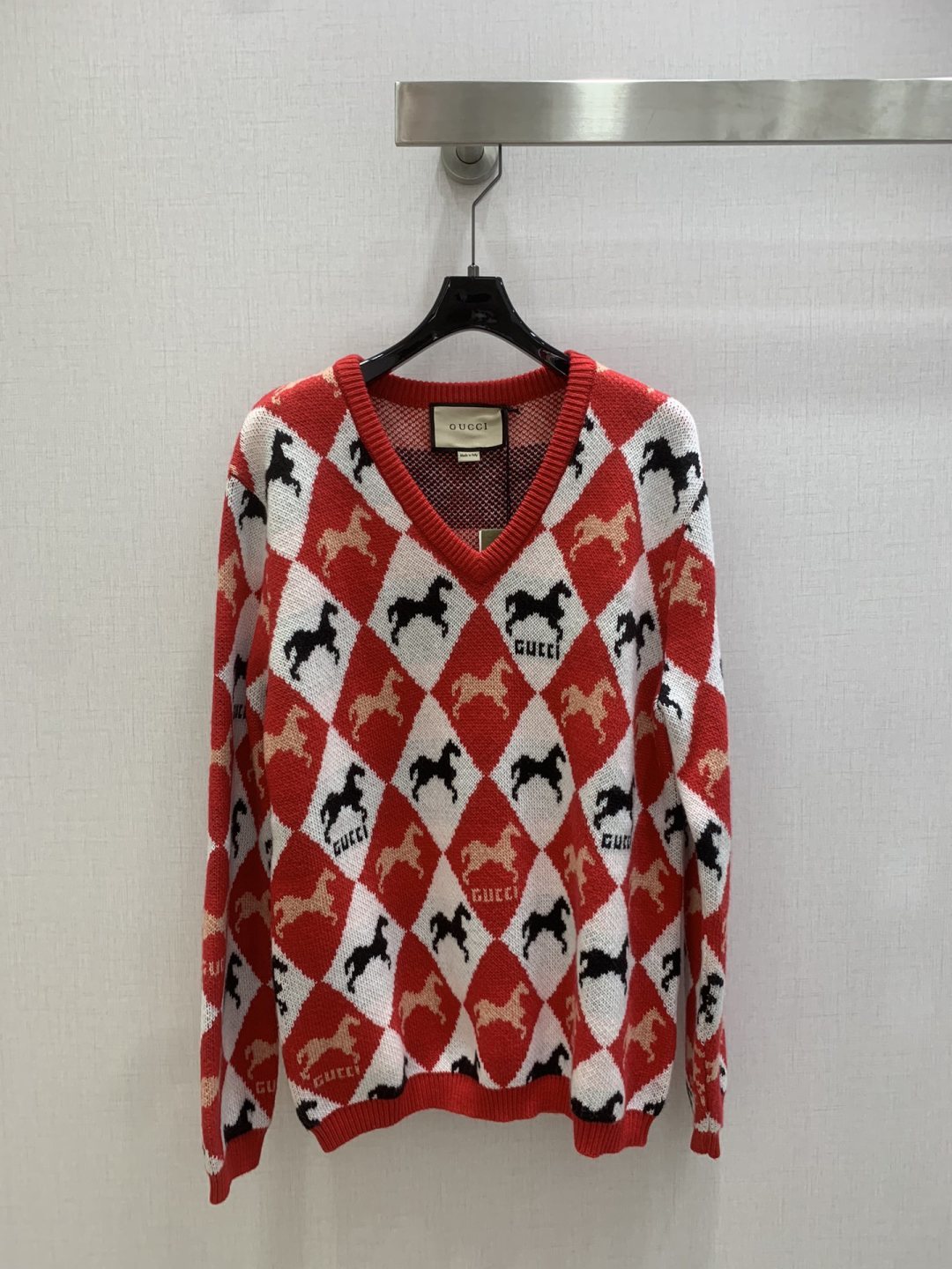 NO:658159,Highly recommended GUC*2025 new autumn and winter jacquard knitted long-sleeved sweater, limited to the Year of the Horse!  Customized wool yarn weaving, high quality, comfortable to wear, V-neck long-sleeved sweater version, ready-made garments are narrowed with threaded edges, the design maintains a unified tone, the overall shape is advanced and crisp, the body is designed with a contrasting rhombus horse jacquard pattern, creating the brand's unique western style, regular cut, tolerant of the figure, relaxed and slimming!  One color SML code high quality ABC,,gucci,sweaters,alexander wang19860909强烈推荐 GUC*2025秋冬新款 提花针织长袖毛衣 马年限定！定制羊毛纱线织造,质感上乘,穿搭舒适,V领长袖毛衣版型,成衣以螺纹包边收窄,设计保持统一调性,整体造型高级挺括,大身采用撞色菱格马匹提花图案设计,打造出品牌特有洋气风格,常规版型剪裁,包容身材,穿搭松弛显瘦！一个色 SML码 高品质ABC,,gucci,sweaters,alexander wang,Women's clothing