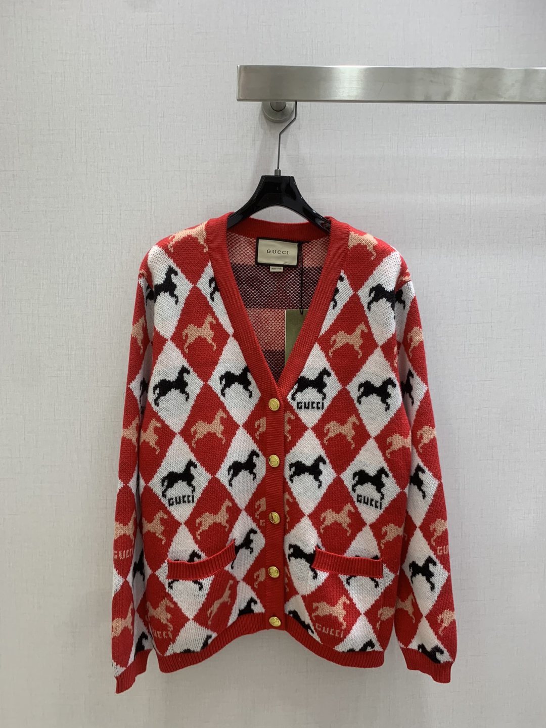 NO:658155,Highly recommended GUC*2025 new autumn and winter jacquard knitted cardigan jacket. Customized wool yarn weaving, high-quality texture, comfortable to wear, V-neck knitted cardigan version, ready-made garments are narrowed with threaded edges, the design maintains a unified tone, the overall shape is advanced and stiff, the body is designed with a contrasting rhombus horse jacquard pattern, creating the brand's unique western style, custom metal button decoration, regular fit tailoring, tolerant of the figure, relaxed and slimming!  One color SML code high quality ABC,,gucci,jackets & coats,alexander wang19860909强烈推荐 GUC*2025秋冬新款 提花针织开衫外套 定制羊毛纱线织造,质感上乘,穿搭舒适,V领针织开衫版型,成衣以螺纹包边收窄,设计保持统一调性,整体造型高级挺括,大身采用撞色菱格马匹提花图案设计,打造出品牌特有洋气风格,定制金属纽扣装饰,常规版型剪裁,包容身材,穿搭松弛显瘦！一个色 SML码 高品质ABC,,gucci,jackets & coats,alexander wang,Women's clothing