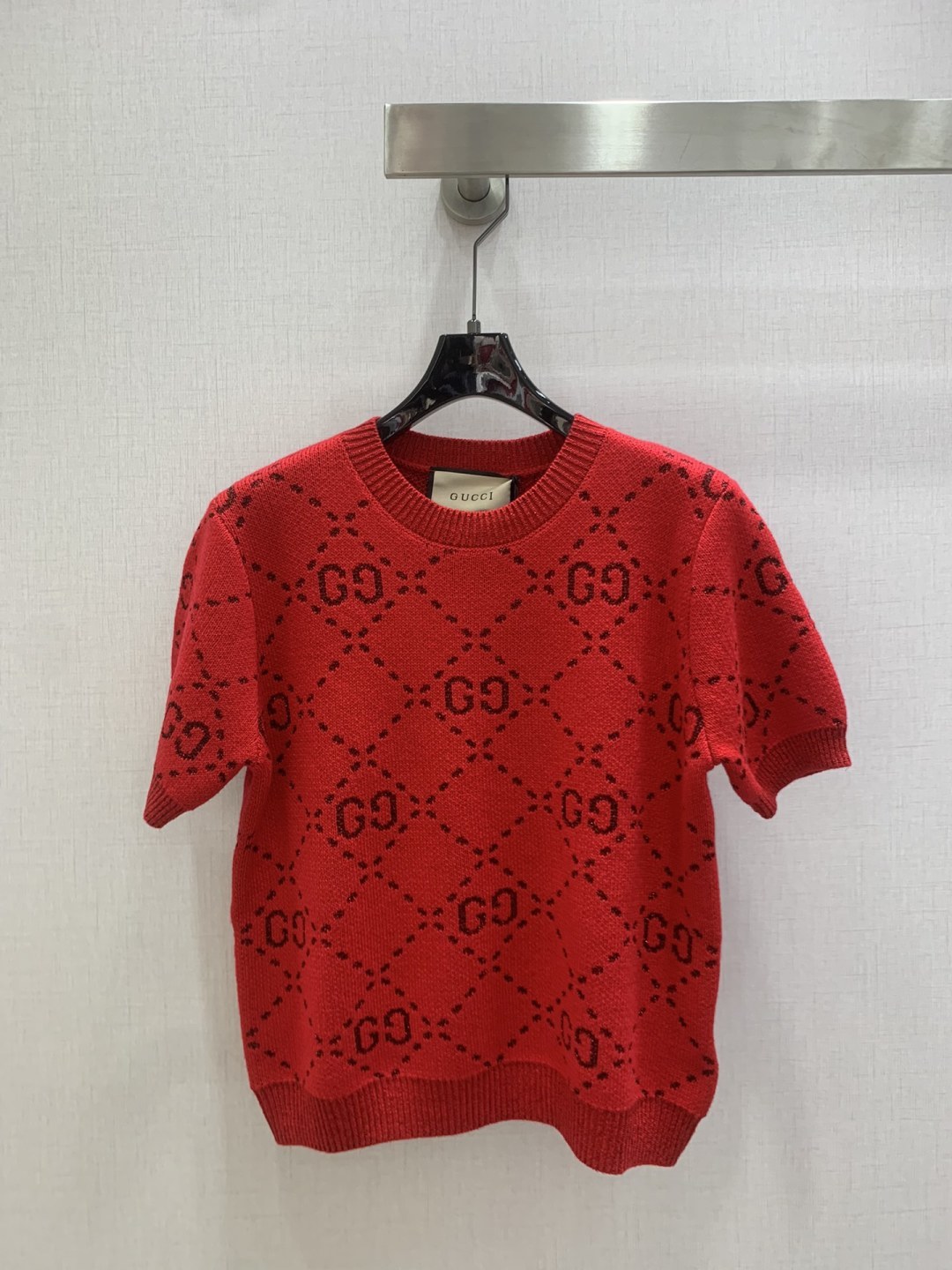 NO:658582,Highly recommended GUC* 2025 new autumn and winter knitted round neck short-sleeved top. Customized imported knitted material. High-end texture. Ready-to-wear all-over double G letter jacquard pattern. Threaded cuffs and hem. Elegant and retro. Regular fit. A must-have for casual commuting!  One color SML code high quality ABC,,gucci,T-shirt,alexander wang19860909强烈推荐 GUC*2025秋冬新款 针织螺纹圆领短袖上衣 定制进口针织材质 质感高级 成衣通体双G字母提花图案 衣襟袖口下摆螺纹收口 优雅复古 常规版型 休闲通勤必备！一个色 SML码 高品质ABC,,gucci,T-shirt,alexander wang,Women's clothing