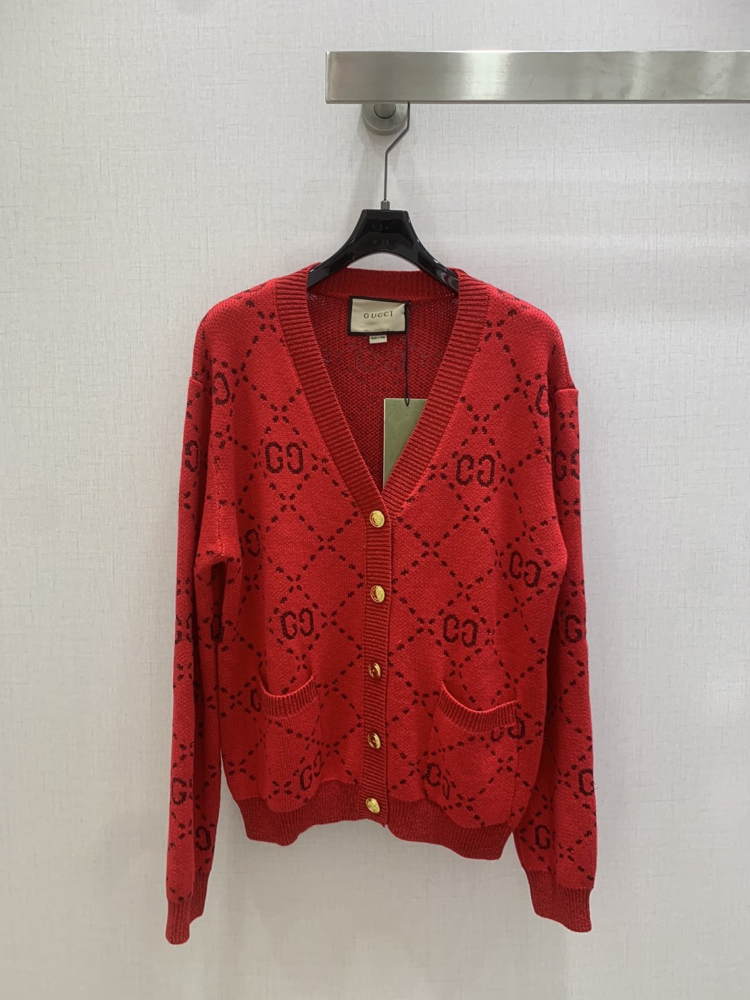 NO:658576,Highly recommended GUC* 2025 new autumn and winter knitted V-neck cardigan jacket, custom imported knitted material, high-end texture, double G letter jacquard pattern all over the garment, threaded cuffs and hem closure, elegant and retro, regular fit, a must-have for casual commuting!  One color SML code high quality ABC,,gucci,jackets & coats,alexander wang19860909强烈推荐 GUC*2025秋冬新款 针织V领开衫外套 定制进口针织材质 质感高级 成衣通体双G字母提花图案 衣襟袖口下摆螺纹收口 优雅复古 常规版型 休闲通勤必备！一个色 SML码 高品质ABC,,gucci,jackets & coats,alexander wang,Women's clothing