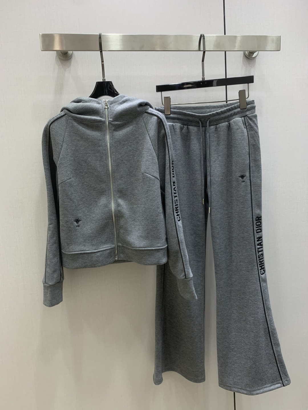 NO:658600,Highly recommended DIO*2025 new autumn and winter hooded casual sports suit, including wool custom fabrics, hooded jacket, casual boot-cut trousers, embroidered lettering webbing on the side of the arm pants, just the right amount of looseness, clean tailoring, even without unnecessary gimmick decoration, you can easily show off your rich or noble temperament, highlight your unique taste and style, create a relaxed and comfortable daily wear, two colors SML code, high quality ABC, dior, jackets &  coats,hats,alexander wang19860909强烈推荐 DIO*2025秋冬新款 连帽休闲运动套装 含羊毛定制面料 连帽外套休闲微喇长裤 手臂裤子侧边字母刺绣织带 恰到好处的松量 干净利落的裁剪 即便没有多余的噱头装饰 亦能轻松展露自身非富即贵的气质彰显独特的品味格调 塑造出一种轻松自在的日常穿搭 两个色 SML码 高品质ABC,,dior,jackets & coats,hats,alexander wang,Women's clothing