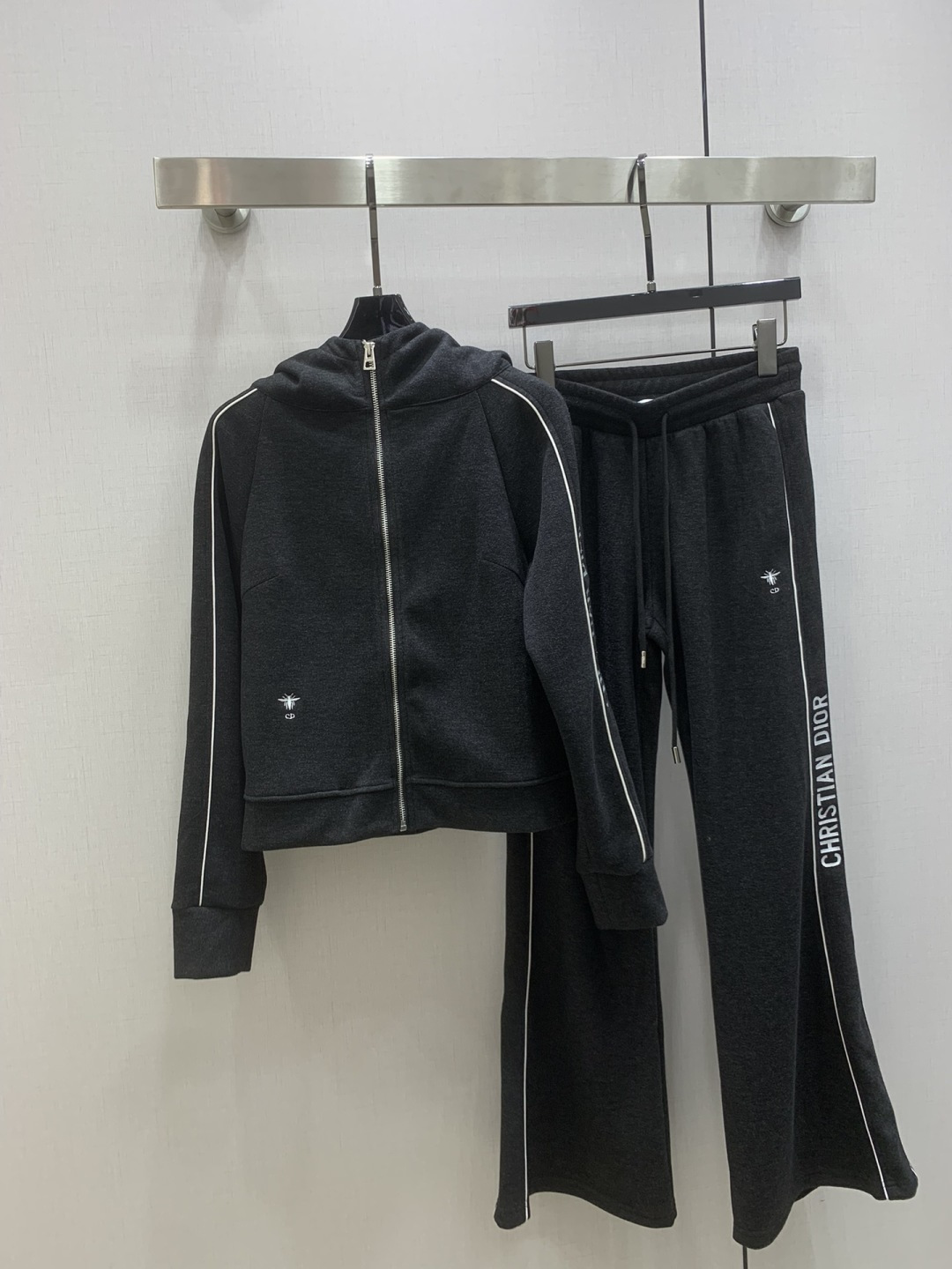 NO:658594,Highly recommended DIO*2025 new autumn and winter hooded casual sports suit, including wool custom fabrics, hooded jacket, casual boot-cut trousers, embroidered lettering webbing on the side of the arm pants, just the right amount of looseness, clean tailoring, even without unnecessary gimmick decoration, you can easily show off your rich or noble temperament, highlight your unique taste and style, create a relaxed and comfortable daily wear, two colors SML code, high quality ABC, dior, jackets &  coats,hats,alexander wang19860909强烈推荐 DIO*2025秋冬新款 连帽休闲运动套装 含羊毛定制面料 连帽外套休闲微喇长裤 手臂裤子侧边字母刺绣织带 恰到好处的松量 干净利落的裁剪 即便没有多余的噱头装饰 亦能轻松展露自身非富即贵的气质彰显独特的品味格调 塑造出一种轻松自在的日常穿搭 两个色 SML码 高品质ABC,,dior,jackets & coats,hats,alexander wang,Women's clothing