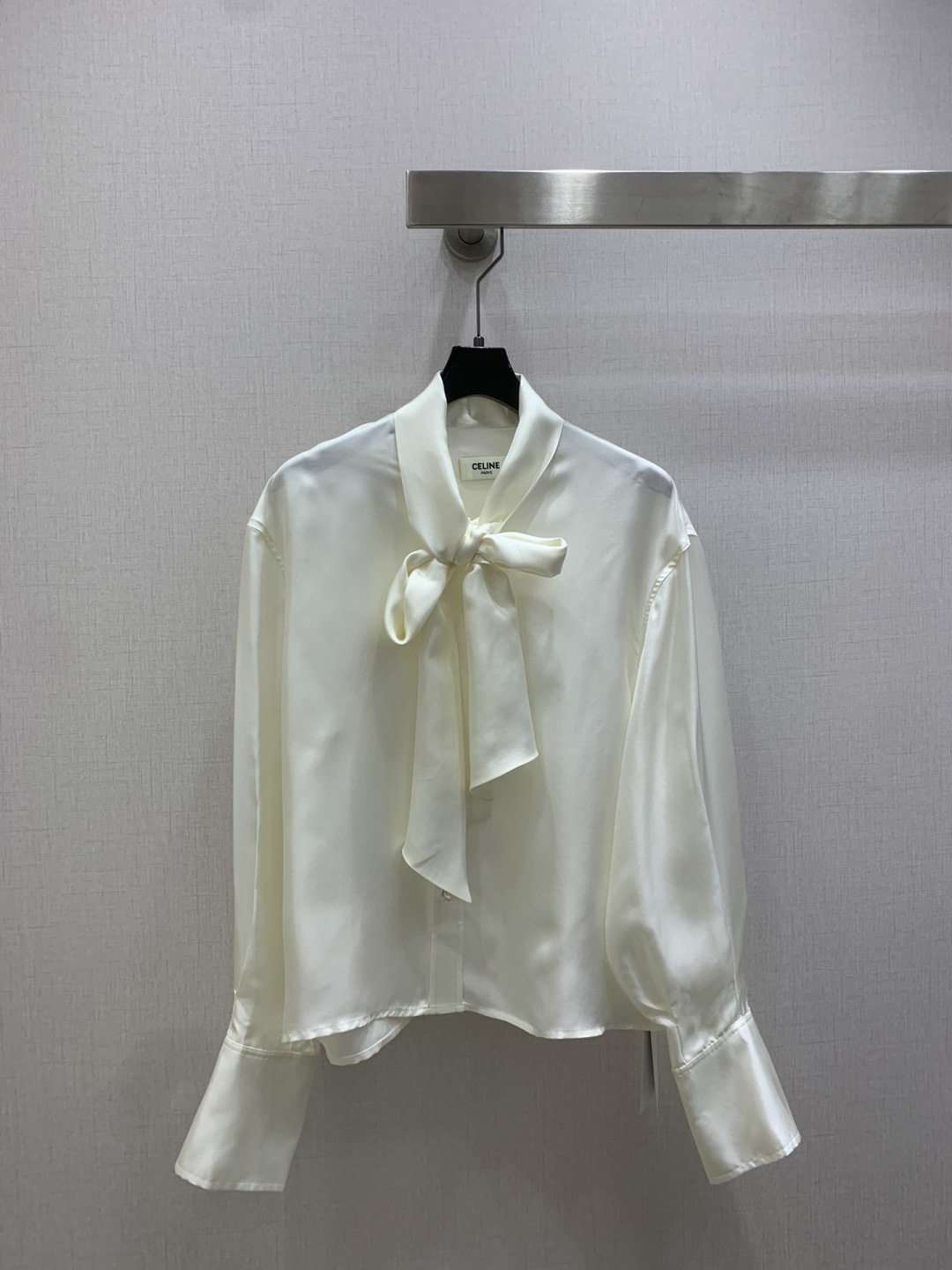 NO:658588,Highly recommended CEL* 2025 new autumn and winter style. Lace-up long-sleeved twill silk shirt. Minimalist style loose fit design, casual and advanced. The short version does not flatter the upper body and makes the body slimmer. The texture of imported silk fabric is awesome. The embroidered logo on the cuffs is embellished with three-dimensional tailoring. The craftsmanship is perfect. A must-have item for cool and handsome casual commuting wardrobe. One color SML code. High quality ABC, shirts, real silk, alexander wang19860909强烈推荐 CEL*2025秋冬新款 系带长袖斜纹真丝衬衫 极简主义风宽松版型设计随性高级 短款版型不挑人上身巨显瘦 进口真丝面料质感超赞 袖口刺绣logo点缀立体剪裁工艺完美 飒爽帅气休闲通勤衣橱必备单品 一个色 SML码 高品质ABC,,shirts,real silk,alexander wang,Women's clothing