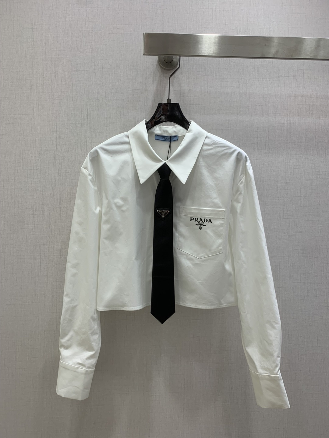 NO:658599,Highly recommended PRA* 2025 autumn and winter new style, short-sleeved shirt with pocket print, logo, tie, casual, fashionable and versatile, one color, SML code, high quality ABC, prada, shirts, ties, alexander wang19860909强烈推荐 PRA*2025秋冬新款 领带短款长袖衬衫口袋印花logo搭配领带休闲时尚百搭 一个色 SML码 高品质ABC,,prada,shirts,ties,alexander wang,Women's clothing