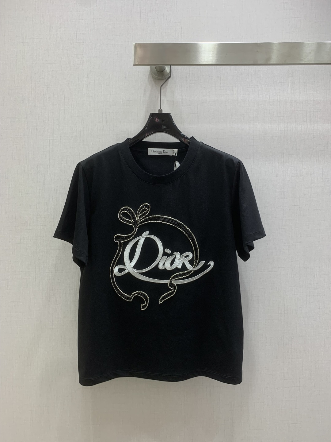 NO:658943,Highly recommended DIO*2025 new autumn and winter heavy industry beaded logo ribbon short-sleeved T-shirt. Customized YB mercerized cotton material, fine texture, comfortable and breathable, short shirt cut, made of mercerized cotton material, slightly stretchy, showing a slimming visual effect. Beading technology is used to create a three-dimensional reflective ribbon bow in the center of the body. The embroidery restores the floral letter logo, echoing the brand style, exquisite style and rich layers, reducing age and sweetness. Two colors SML code  High quality ABC,,dior,T-shirt,tees,t-shirt,alexander wang19860909强烈推荐 DIO*2025秋冬新款 重工订珠徽标丝带短袖T恤 定制YB丝光全棉材质,质感细腻,舒适透气,短款恤裁剪,采用丝光全棉材质,略带有弹力,呈现显瘦视觉效果,大身居中以钉珠工艺打造立体反光感丝带蝴蝶结,刺绣还原花体字母徽标,品牌格调呼应,精致风格层次丰富,减龄甜美.两个色 SML码 高品质ABC,,dior,T-shirt,tees，t-shirt,alexander wang,Women's clothing
