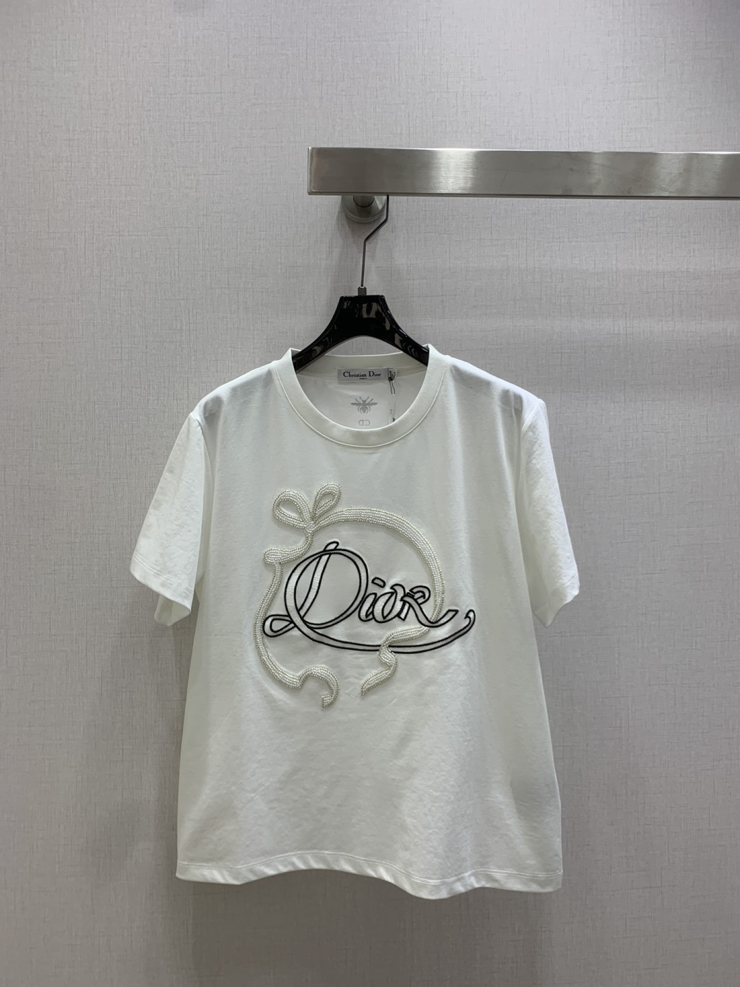 NO:658967,Highly recommended DIO*2025 new autumn and winter heavy industry beaded logo ribbon short-sleeved T-shirt. Customized YB mercerized cotton material, fine texture, comfortable and breathable, short shirt cut, made of mercerized cotton material, slightly stretchy, showing a slimming visual effect. Beading technology is used to create a three-dimensional reflective ribbon bow in the center of the body. The embroidery restores the floral letter logo, echoing the brand style, exquisite style and rich layers, reducing age and sweetness. Two colors SML code  High quality ABC,,dior,T-shirt,tees,t-shirt,alexander wang19860909强烈推荐 DIO*2025秋冬新款 重工订珠徽标丝带短袖T恤 定制YB丝光全棉材质,质感细腻,舒适透气,短款恤裁剪,采用丝光全棉材质,略带有弹力,呈现显瘦视觉效果,大身居中以钉珠工艺打造立体反光感丝带蝴蝶结,刺绣还原花体字母徽标,品牌格调呼应,精致风格层次丰富,减龄甜美.两个色 SML码 高品质ABC,,dior,T-shirt,tees，t-shirt,alexander wang,Women's clothing