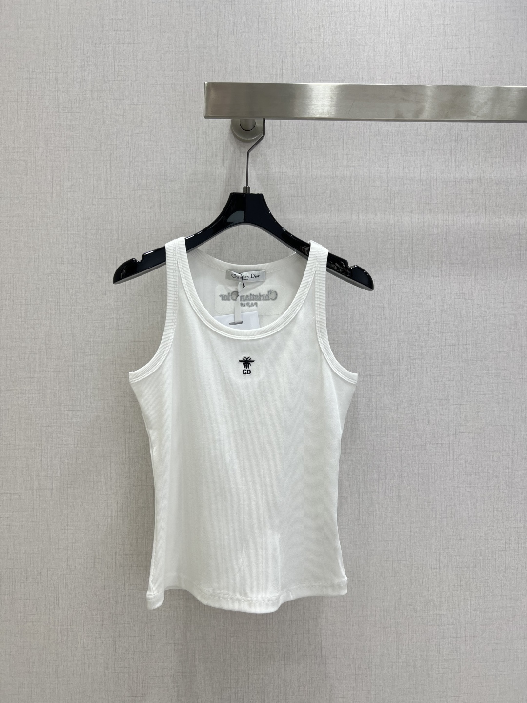 NO:658928,Highly recommended Dio* 2025 new autumn and winter embroidered vest halter top. The versatile vest is a versatile item that can be used throughout the summer!  A must-have for fashionistas!  YB open mold classic embroidery letter bee design is custom-woven and made of pure cotton, with tight density and super good texture!  Slim-fitting design, three-dimensional cutting, elasticity, perfect upper body effect!  The custom threaded edges are smooth and smooth. The quality depends on the details!  Two colors SMLXL code high quality ABC, dior, alexander wang19860909强烈推荐 Dio*2025秋冬新款 刺绣背心吊带上衣 百搭小背心承包一整个夏天的宝藏百搭单品！潮人必入！YB开模经典刺绣字母蜜蜂设计客供定织纯棉材质,密度紧实质感超好！修身版型设计,立体裁剪,有弹力 上身效果绝绝子！定制螺纹收边平整流畅品质看细节！两个色 SMLXL码 高品质ABC,,dior,alexander wang,Women's clothing