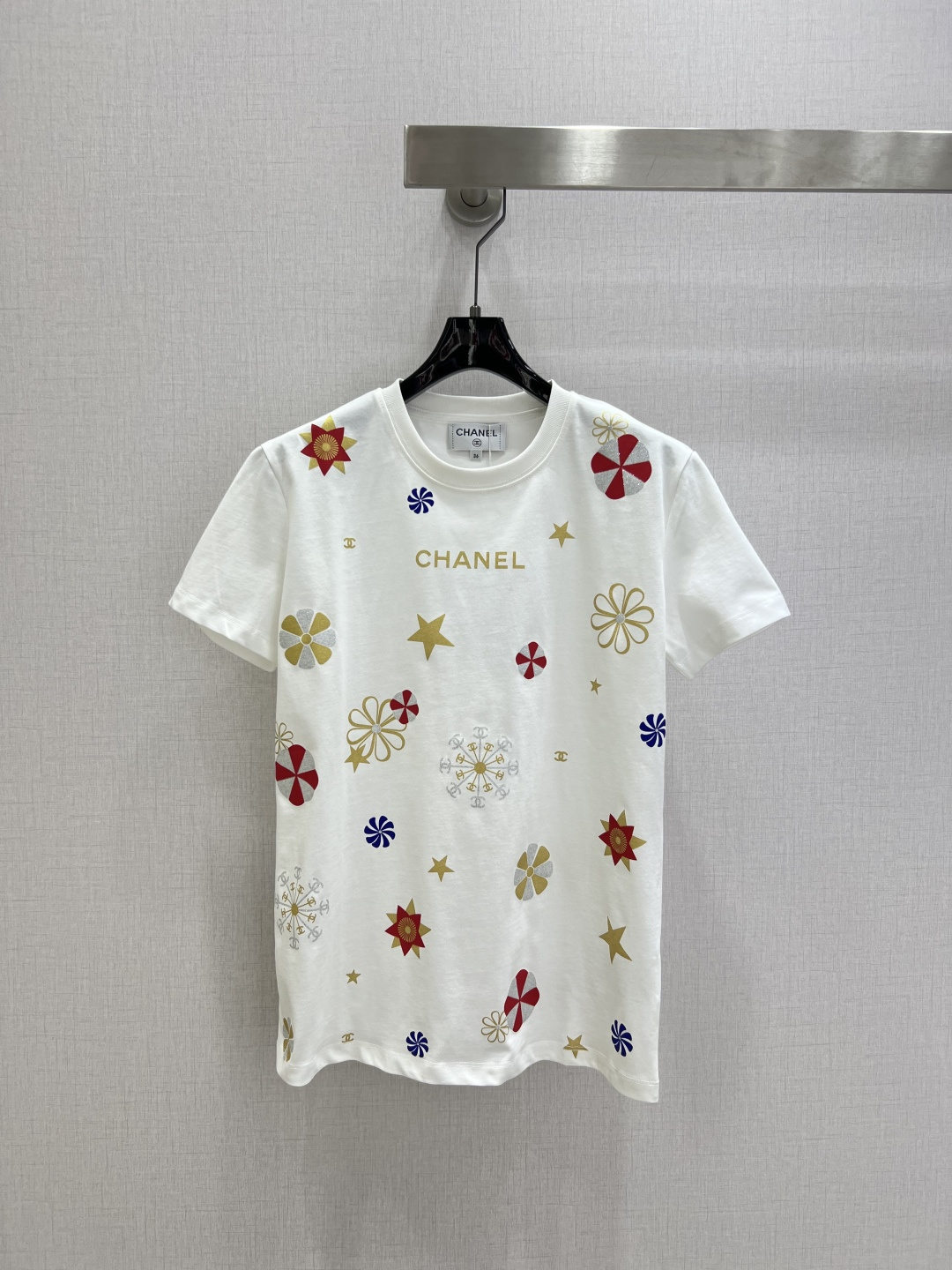 NO:658954,Highly recommended CHA*2025 new autumn and winter style colorful printed short-sleeved T-shirt. Customized YB mercerized cotton material, breathable and comfortable, comfortable to wear, regular short-sleeved T-shirt cut, using printing technology and contrasting colors to outline snowflakes, stars and flower patterns on the chest. The color patterns all present the end-of-year festival atmosphere. The collar is embellished with letter logos to strengthen the brand identity. It is fashionable and suitable for layering at the end of the year. Two colors SML code  High quality ABC,,T-shirt,tees,t-shirt,alexander wang19860909强烈推荐 CHA*2025秋冬新款 氛围多彩印花短袖T恤 定制YB丝光全棉材质,透气舒适,穿搭舒适,常规短袖T恤裁剪,胸前利用印花工艺和撞色勾勒出雪花星星花朵图案,配色图案均呈现年末节庆氛围,领口点缀字母徽标,加强品牌标识度,穿搭洋气时尚,适配年末叠穿.两个色 SML码 高品质ABC,,T-shirt,tees，t-shirt,alexander wang,Women's clothing
