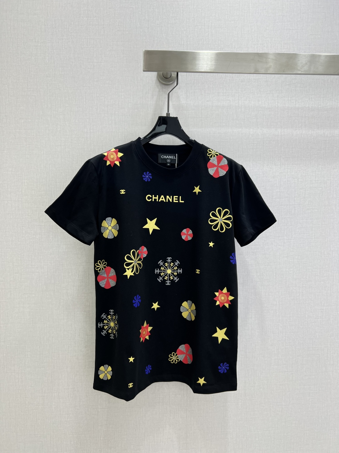 NO:658961,Highly recommended CHA*2025 new autumn and winter style colorful printed short-sleeved T-shirt. Customized YB mercerized cotton material, breathable and comfortable, comfortable to wear, regular short-sleeved T-shirt cut, using printing technology and contrasting colors to outline snowflakes, stars and flower patterns on the chest. The color patterns all present the end-of-year festival atmosphere. The collar is embellished with letter logos to strengthen the brand identity. It is fashionable and suitable for layering at the end of the year. Two colors SML code  High quality ABC,,T-shirt,tees,t-shirt,alexander wang19860909强烈推荐 CHA*2025秋冬新款 氛围多彩印花短袖T恤 定制YB丝光全棉材质,透气舒适,穿搭舒适,常规短袖T恤裁剪,胸前利用印花工艺和撞色勾勒出雪花星星花朵图案,配色图案均呈现年末节庆氛围,领口点缀字母徽标,加强品牌标识度,穿搭洋气时尚,适配年末叠穿.两个色 SML码 高品质ABC,,T-shirt,tees，t-shirt,alexander wang,Women's clothing
