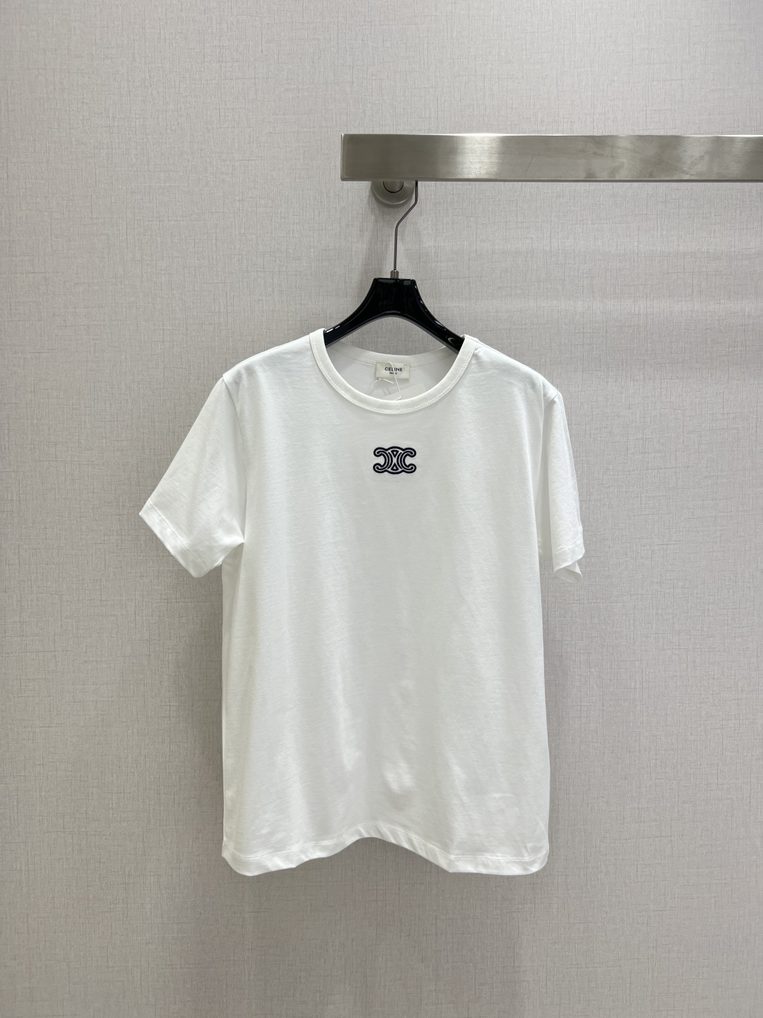 NO:658924,Highly recommended CEL*2025 new autumn and winter Arc de Triomphe embroidered elastic short-sleeved T-shirt丨original development!  High quality production!  High-elastic pure cotton fabric, close to the body but not tight; soft but not slumped, can be worn alone or layered in early spring to bring out neat lines; round neck short sleeves + exquisite Arc de Triomphe embroidery on the chest, details that highlight the brand control; slim and slightly elastic version, hiding the flesh and outlining the sense of slenderness; minimalist texture blends into daily relaxation to adapt to all styles. Three colors SML code High quality ABC, T-shirt, tees, t-shirt, alexander wang19860909强烈推荐 CEL*2025秋冬新款 凯旋门刺绣弹力短袖T恤丨原版开发！高版出品！高弹纯棉面料,贴身不紧绷；软而不塌,早春单穿/叠穿都能衬出利落线条；圆领短袖+胸口精致凯旋门刺绣,细节戳中品牌控；修身微弹版型,藏肉又能勾勒纤细感；极简质感揉进日常松弛感适配所有风格.三个色 SML码 高品质ABC,,T-shirt,tees，t-shirt,alexander wang,Women's clothing