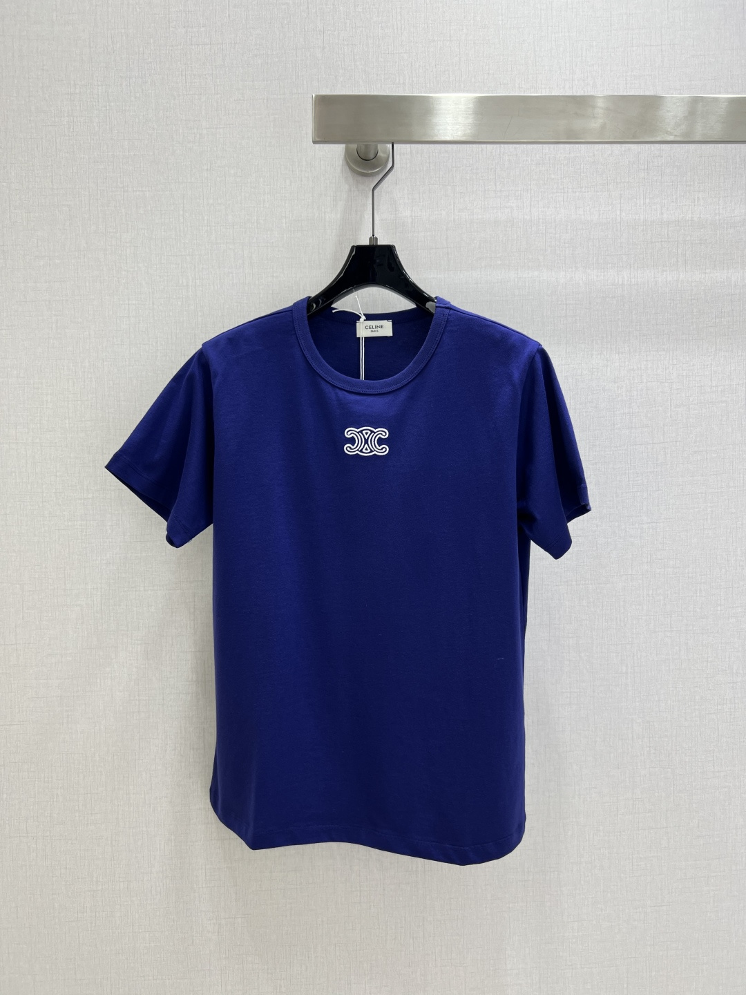 NO:658919,Highly recommended CEL*2025 new autumn and winter Arc de Triomphe embroidered elastic short-sleeved T-shirt丨original development!  High quality production!  High-elastic pure cotton fabric, close to the body but not tight; soft but not slumped, can be worn alone or layered in early spring to bring out neat lines; round neck short sleeves + exquisite Arc de Triomphe embroidery on the chest, details that highlight the brand control; slim and slightly elastic version, hiding the flesh and outlining the sense of slenderness; minimalist texture blends into daily relaxation to adapt to all styles. Three colors SML code High quality ABC, T-shirt, tees, t-shirt, alexander wang19860909强烈推荐 CEL*2025秋冬新款 凯旋门刺绣弹力短袖T恤丨原版开发！高版出品！高弹纯棉面料,贴身不紧绷；软而不塌,早春单穿/叠穿都能衬出利落线条；圆领短袖+胸口精致凯旋门刺绣,细节戳中品牌控；修身微弹版型,藏肉又能勾勒纤细感；极简质感揉进日常松弛感适配所有风格.三个色 SML码 高品质ABC,,T-shirt,tees，t-shirt,alexander wang,Women's clothing