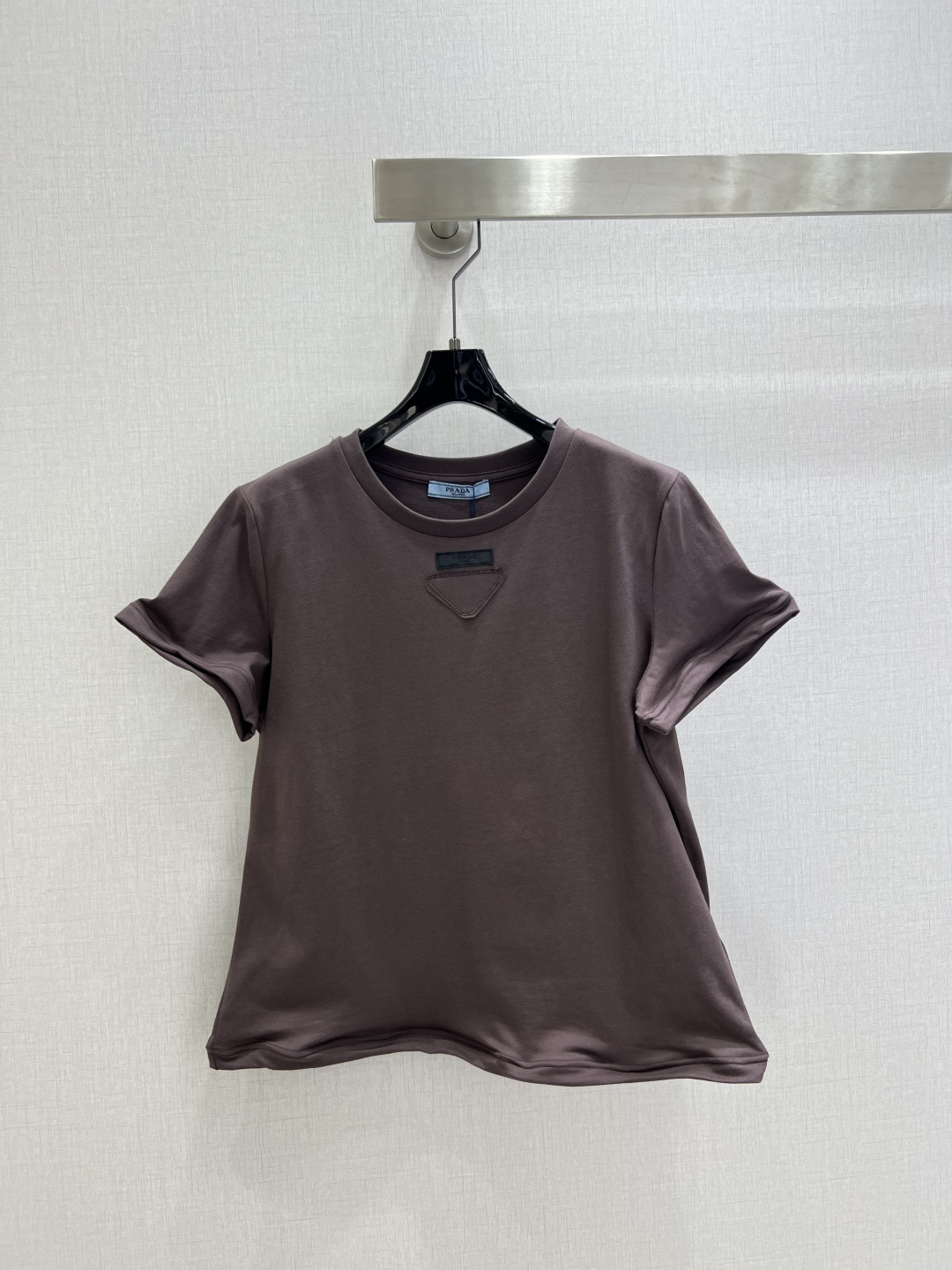 NO:658916,Highly recommended PRA*2025 new autumn and winter embroidered triangle logo stretch short-sleeved T-shirt丨original development!  High quality production!  High-elastic pure cotton fabric, close to the body but not tight; soft but not slumped, can be worn alone or layered in early spring to bring out neat lines; round neck short sleeves + exquisite embroidery on the chest, details that highlight the brand control; slim and slightly elastic version, hiding the flesh and outline the sense of slenderness; minimalist texture blends into daily relaxation to adapt to all styles. Two colors SML code High quality ABC, prada, T-shirt, tees, t-shirt, alexander wang19860909强烈推荐 PRA*2025秋冬新款 刺绣三角标弹力短袖T恤丨原版开发！高版出品！高弹纯棉面料,贴身不紧绷；软而不塌,早春单穿/叠穿都能衬出利落线条；圆领短袖+胸口精致刺绣,细节戳中品牌控；修身微弹版型,藏肉又能勾勒纤细感；极简质感揉进日常松弛感适配所有风格.两个色 SML码 高品质ABC,,prada,T-shirt,tees，t-shirt,alexander wang,Women's clothing