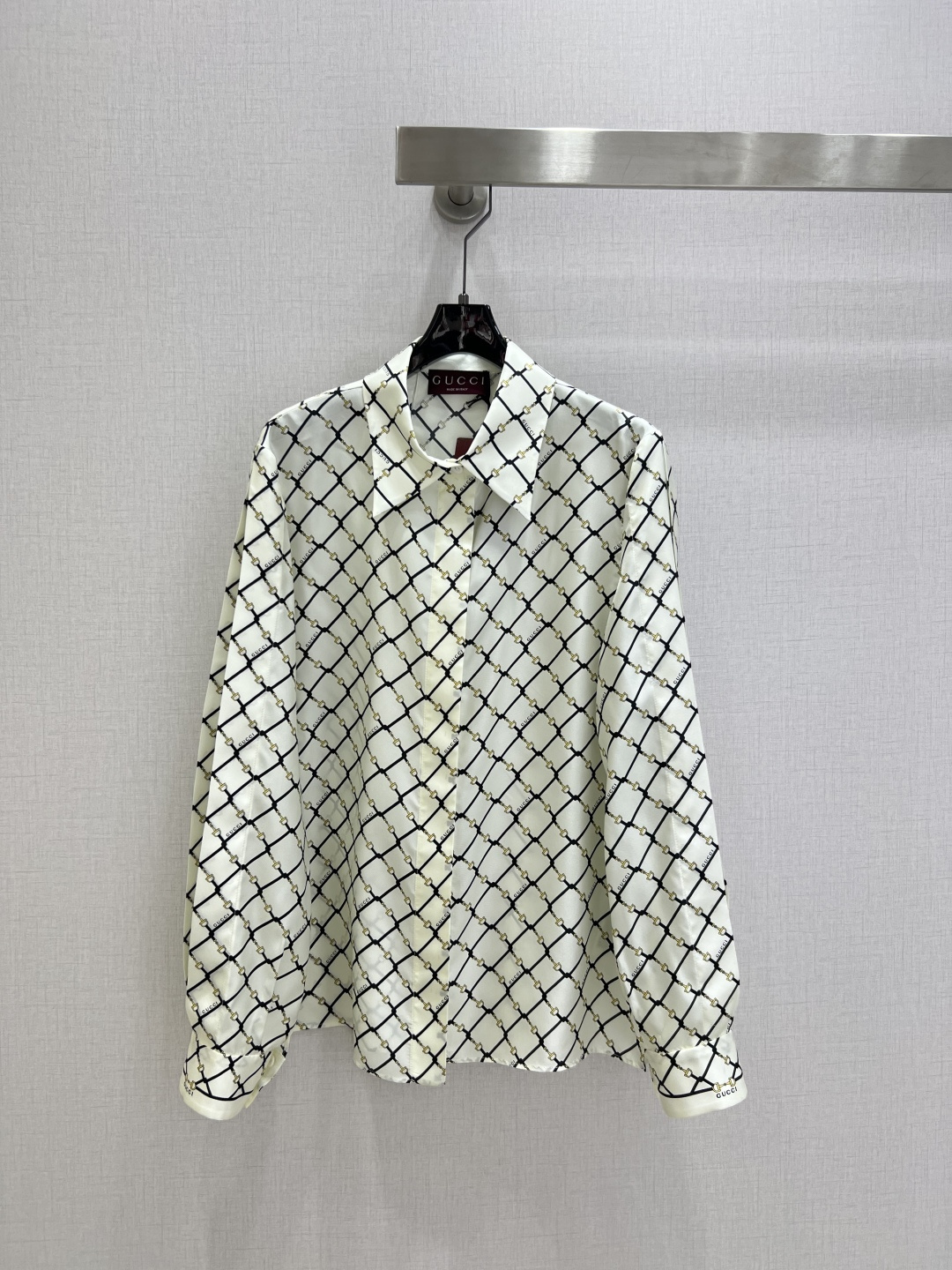 NO:658966,Highly recommended GUC* 2025 new autumn and winter diamond lapel long-sleeved shirt. Real silk. Low-key luxury three-dimensional tailoring. Streamlined line design. Noble and elegant yet full of gentle and intellectual temperament. Imported special materials. You will be amazed when you receive it. The texture of the customized fabric is amazing!  One color SML code high quality ABC,,gucci,shirts,real silk,alexander wang19860909强烈推荐 GUC*2025秋冬新款 菱格翻领长袖衬衫 真丝 低调奢华立体剪裁 精简线条感设计 高贵典雅又尽显温柔知性的气质 进口特殊材质 收到手会很惊艳 定制面料质感超赞！一个色 SML码 高品质ABC,,gucci,shirts,real silk,alexander wang,Women's clothing