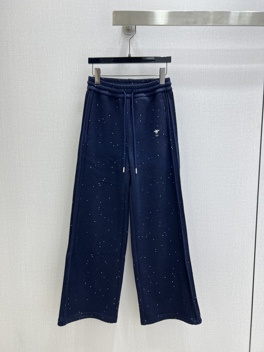 NO:658955,Highly recommend DIO*2025 new autumn and winter sequined drawstring casual trousers. Both colors are excellent. You are not picky about your body shape. The upper body is particularly great!  The style of the matching is also very versatile. Exquisite advanced customization. The texture of the textured fabric is awesome. Retro and elegant. The upper body is cool and handsome, age-reducing and fashionable. Two colors SML code. High quality ABC, dior, alexander wang19860909强烈推荐 DIO*2025秋冬新款 亮片抽绳休闲长裤 两色都很优秀 不挑剔身形要求 上身特别赞！搭配的风格也很通吃 精致高级定制 富有肌理感的面料质感超赞 复古优雅 上身酷帅减龄时髦精 两个色 SML码 高品质ABC,,dior,alexander wang,Women's clothing