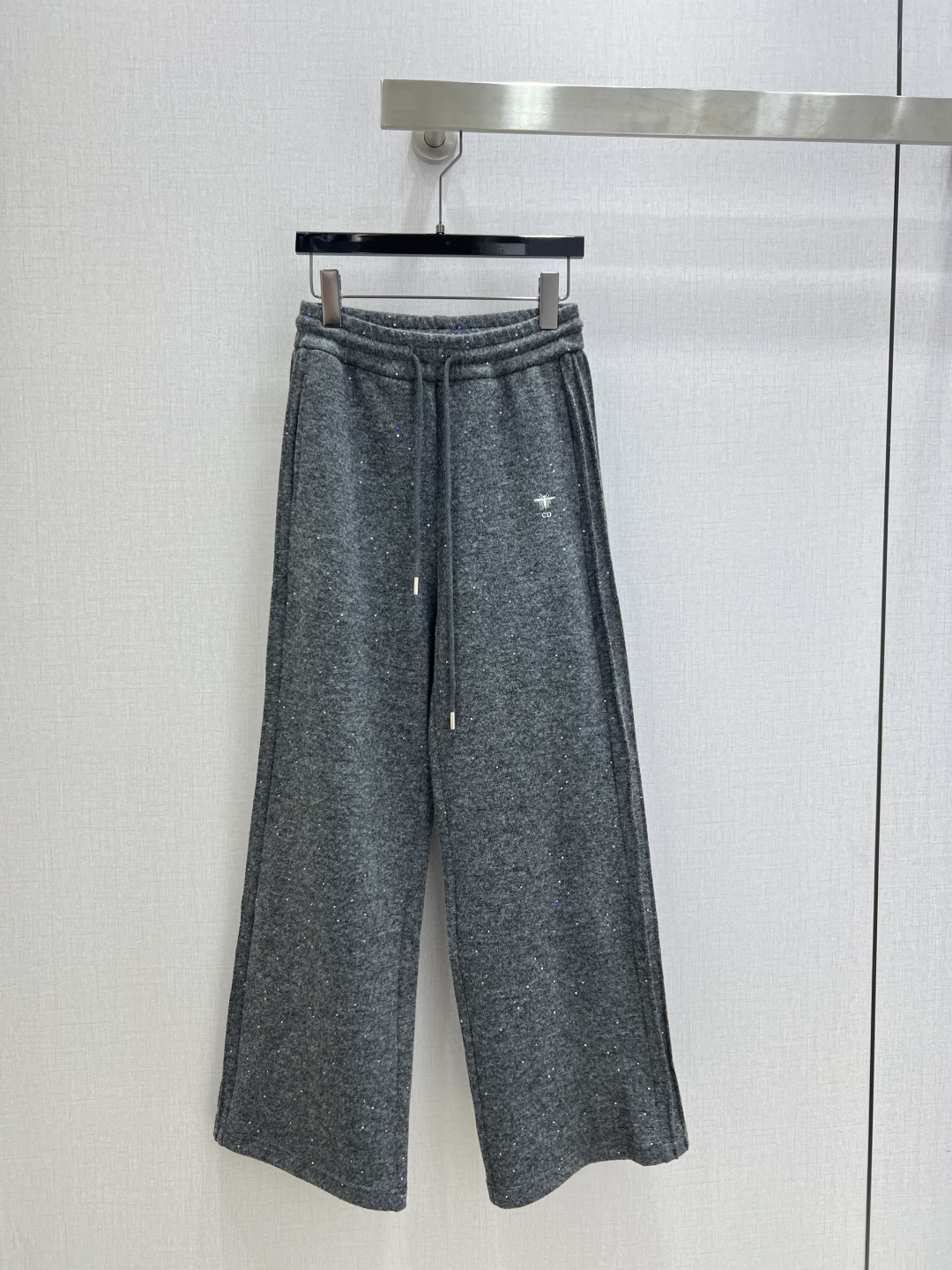 NO:658960,Highly recommend DIO*2025 new autumn and winter sequined drawstring casual trousers. Both colors are excellent. You are not picky about your body shape. The upper body is particularly great!  The style of the matching is also very versatile. Exquisite advanced customization. The texture of the textured fabric is awesome. Retro and elegant. The upper body is cool and handsome, age-reducing and fashionable. Two colors SML code. High quality ABC, dior, alexander wang19860909强烈推荐 DIO*2025秋冬新款 亮片抽绳休闲长裤 两色都很优秀 不挑剔身形要求 上身特别赞！搭配的风格也很通吃 精致高级定制 富有肌理感的面料质感超赞 复古优雅 上身酷帅减龄时髦精 两个色 SML码 高品质ABC,,dior,alexander wang,Women's clothing