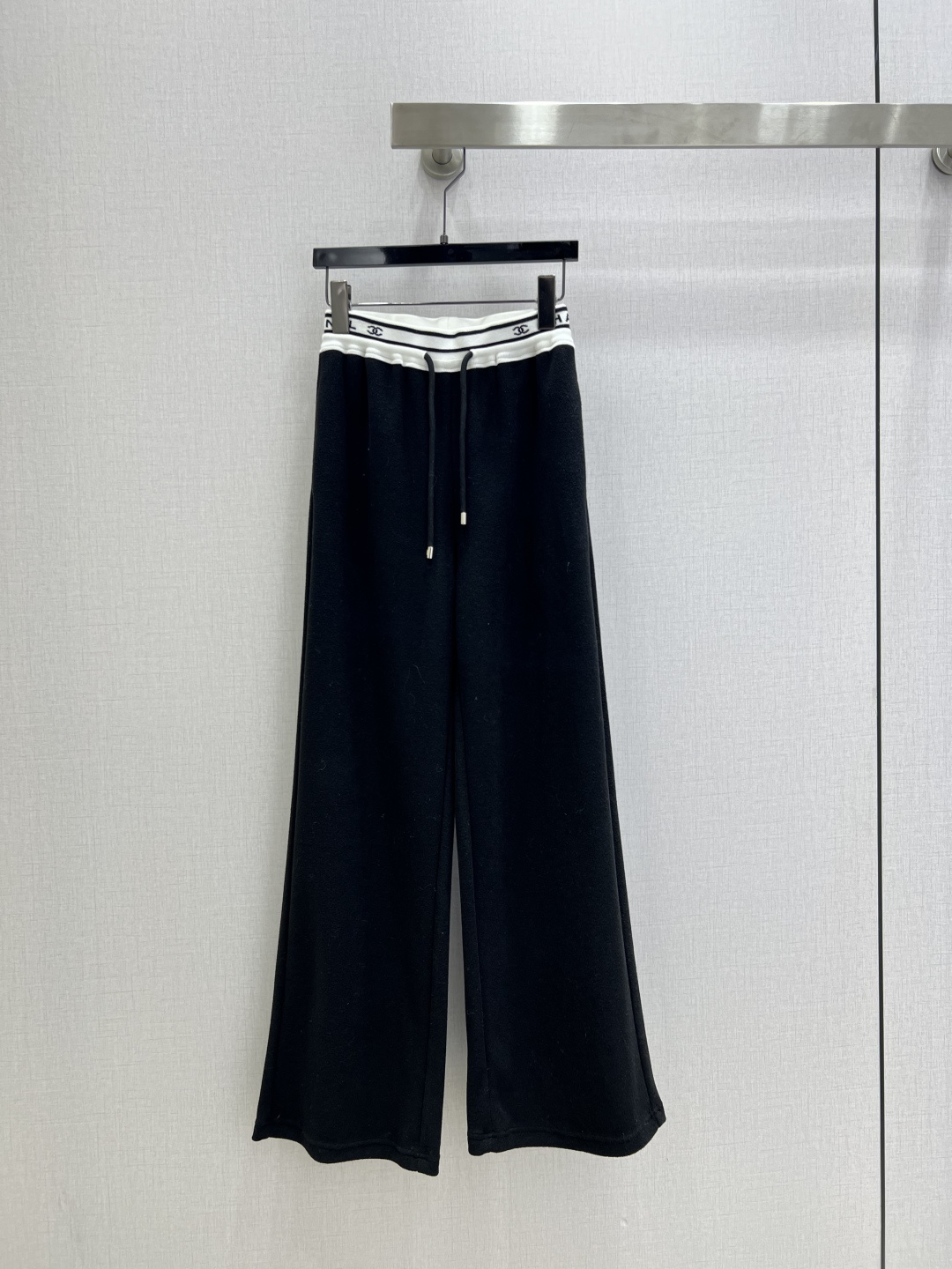 NO:663450,Highly recommend CHA*'s new autumn and winter style letter-blocked drawstring trousers. They are extremely comfortable and there is no reason to refuse them. It has a cool style and can be worn for daily commuting regardless of the occasion. The design is unique and has a richer sense of layering. It is full of small details that are a plus. Two colors. SML code. High quality ABC,  19860909强烈推荐 CHA*秋冬新款 字母拼色抽绳长裤 舒适度极强 没有理由可以拒绝它.可A可飒的风格,日常通勤穿什么的都是很OK的,不挑场合的.设计独特 层次感更加丰富,满满小细节太加分了 两个色 SML码 高品质ABC,, ,Women's clothing