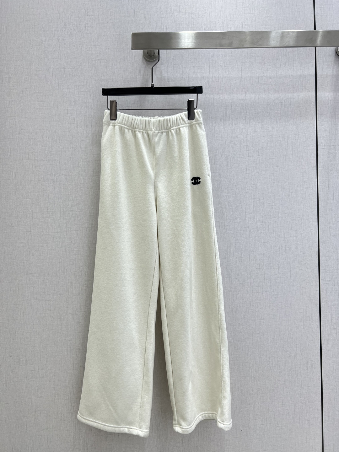 NO:663447,Highly recommended CHA* new autumn and winter embroidered casual straight trousers. Extremely comfortable. There is no reason to refuse them. A cute style, suitable for daily commuting, regardless of occasion. Unique design with richer layering and full of small details. Three colors. SML code. High quality ABC,  19860909强烈推荐 CHA*秋冬新款 刺绣休闲直筒长裤 舒适度极强 没有理由可以拒绝它.可A可飒的风格,日常通勤穿什么的都是很OK的,不挑场合的.设计独特 层次感更加丰富,满满小细节太加分了 三个色 SML码 高品质ABC,, ,Women's clothing