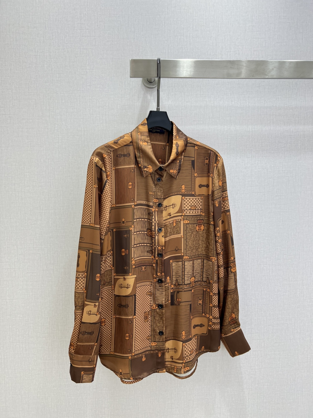 NO:658932,Highly recommended LV*2025 autumn and winter new styles, retro lapel long-sleeved shirts, retro printed wide-leg trousers, separate batches, aristocratic retro style, window series, mulberry silk, digital heat transfer printing, low-key luxury and high-end!  The style is light and elegant. It has a lazy romantic vacation style. The quality of workmanship depends on the details!  One color SMLXL code High quality lining, louis vuitton, shirts, alexander wang19860909强烈推荐 LV*2025秋冬新款 复古翻领长袖衬衫复古印花阔腿长裤 分开批 贵族复古风 橱窗系列 桑蚕丝 数码热转印印花 低调奢华高级！造型风轻盈高雅.慵懒的浪漫渡假风,做工品质看细节！一个色 SMLXL码 高品质衬,,louis vuitton,shirts,alexander wang,Women's clothing