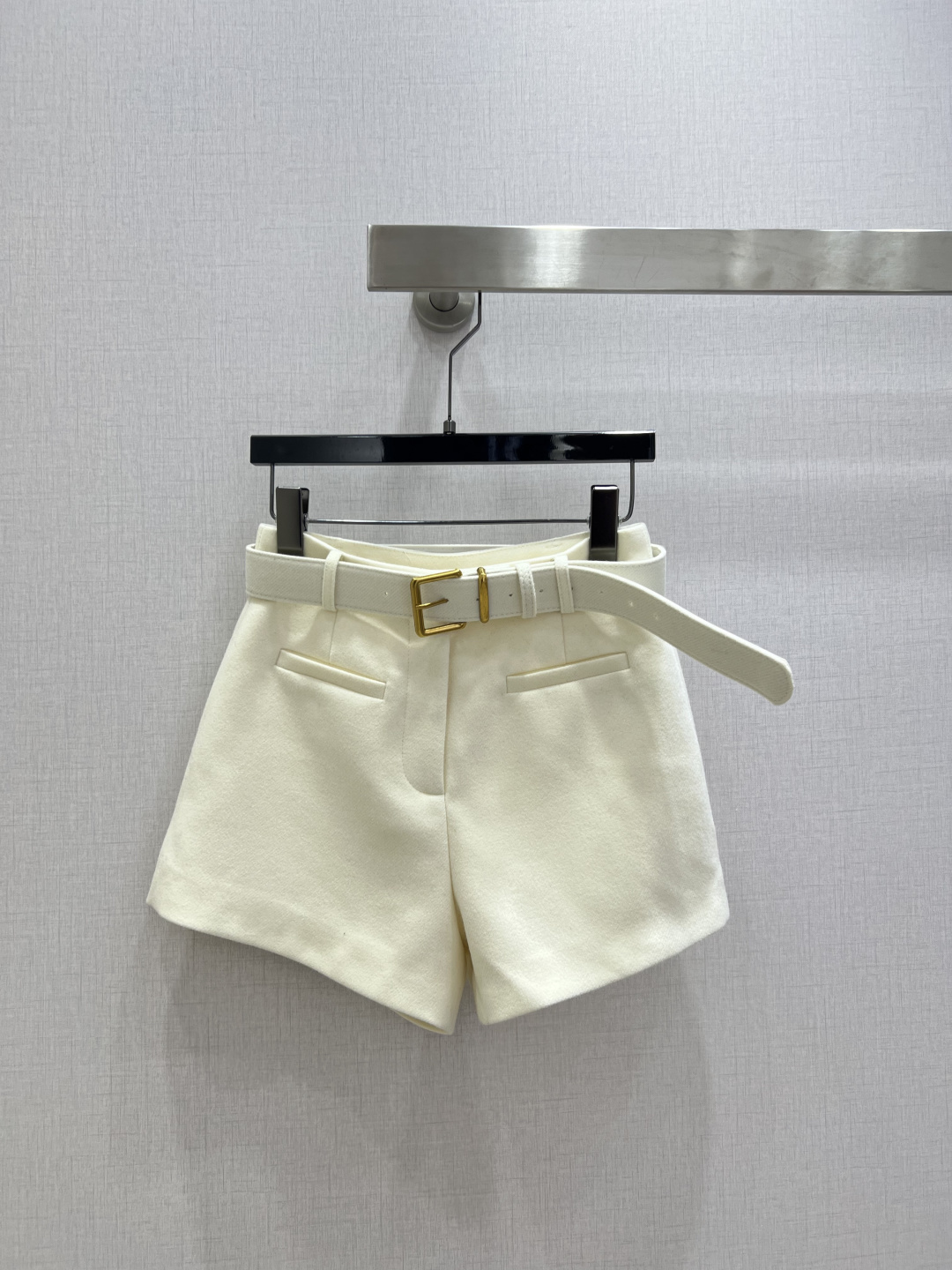 NO:663426,Highly recommended MIU* new autumn and winter style, high-waisted wool belt shorts, versatile slimming and super straight A-line wide-leg shorts, with customized belt, full of texture, elegant design, OK for daily OL, a fashionable straight skirt with unique charm, four colors, SMLXL code, high quality ABC,, miumiu, skirts, shorts,  19860909强烈推荐 MIU*秋冬新款 高腰羊毛腰带短裤 百搭显瘦超正A字阔腿短裤 配定制皮带 质感十足 优雅气质设计 日常OL都OK 一款具有独特魅力的时尚直筒裙 四个色 SMLXL码 高品质ABC,,miumiu,skirts,shorts, ,Women's clothing