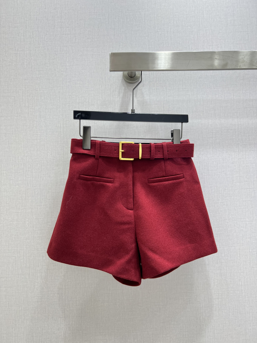 NO:663419,Highly recommended MIU* new autumn and winter style, high-waisted wool belt shorts, versatile slimming and super straight A-line wide-leg shorts, with customized belt, full of texture, elegant design, OK for daily OL, a fashionable straight skirt with unique charm, four colors, SMLXL code, high quality ABC,, miumiu, skirts, shorts,  19860909强烈推荐 MIU*秋冬新款 高腰羊毛腰带短裤 百搭显瘦超正A字阔腿短裤 配定制皮带 质感十足 优雅气质设计 日常OL都OK 一款具有独特魅力的时尚直筒裙 四个色 SMLXL码 高品质ABC,,miumiu,skirts,shorts, ,Women's clothing