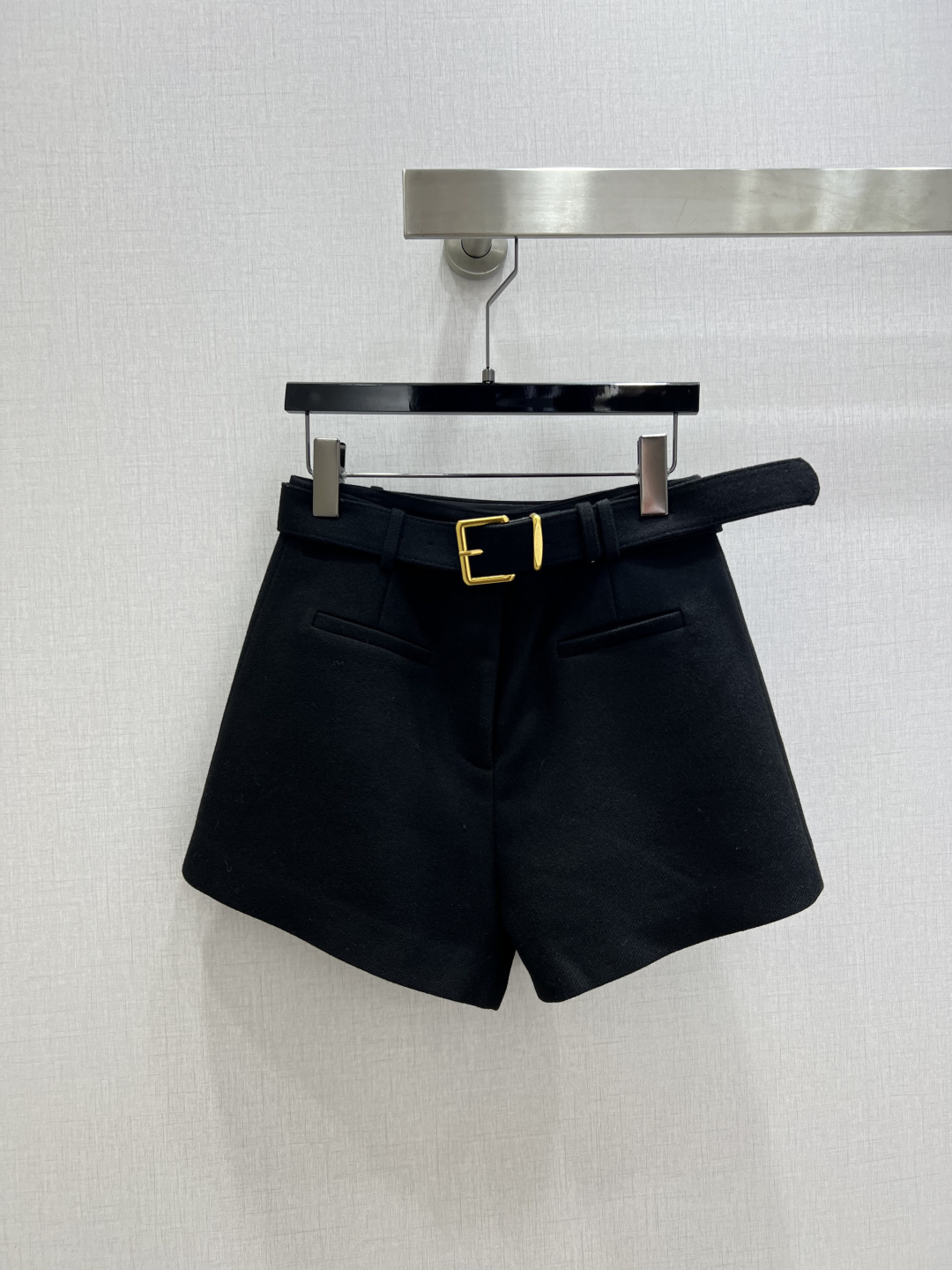 NO:663409,Highly recommended MIU* new autumn and winter style, high-waisted wool belt shorts, versatile slimming and super straight A-line wide-leg shorts, with customized belt, full of texture, elegant design, OK for daily OL, a fashionable straight skirt with unique charm, four colors, SMLXL code, high quality ABC,, miumiu, skirts, shorts,  19860909强烈推荐 MIU*秋冬新款 高腰羊毛腰带短裤 百搭显瘦超正A字阔腿短裤 配定制皮带 质感十足 优雅气质设计 日常OL都OK 一款具有独特魅力的时尚直筒裙 四个色 SMLXL码 高品质ABC,,miumiu,skirts,shorts, ,Women's clothing