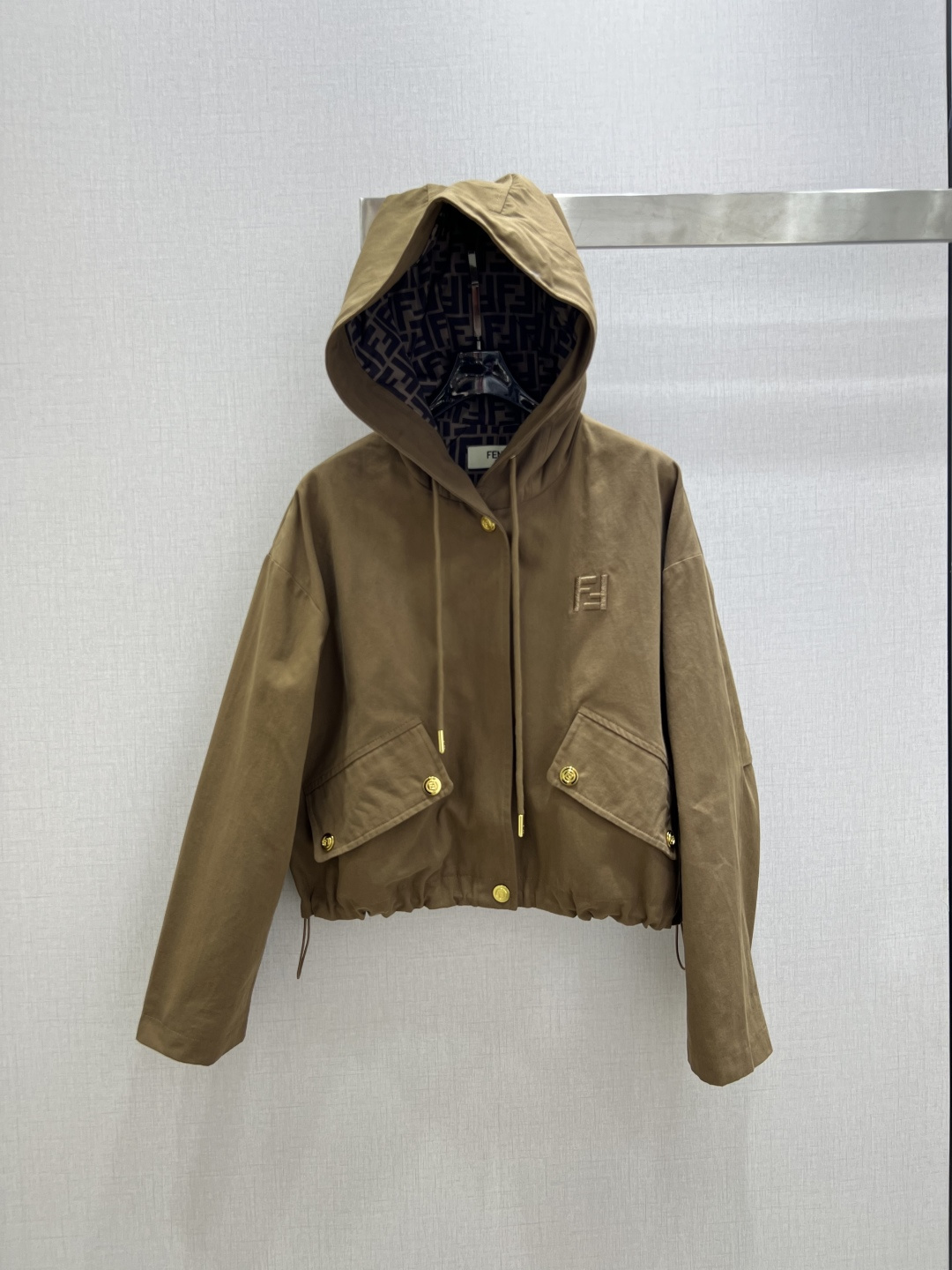 NO:664177,Highly recommended FEN*2025 new autumn and winter hooded drawstring pocket jacket, British style, classic design, exquisite and capable upper body, easy to match!  The customized imported fabrics are crisp and stylish, with a full sense of high-end. Full of texture and fashionable, it is recommended to buy!  The quality of workmanship depends on the details. One color SML code. High quality ABC, fendi, jackets & coats, hats,  19860909强烈推荐 FEN*2025秋冬新款 连帽抽绳口袋外套 英伦风气质 经典款设计 上身精致又干练得体,搭配起来随心应手！定制的进口面料挺括有型 满满的高级感.质感十足,时尚潮流 ,推荐入手！ 做工品质看细节 一个色 SML码 高品质ABC,,fendi,jackets & coats,hats, ,Women's clothing