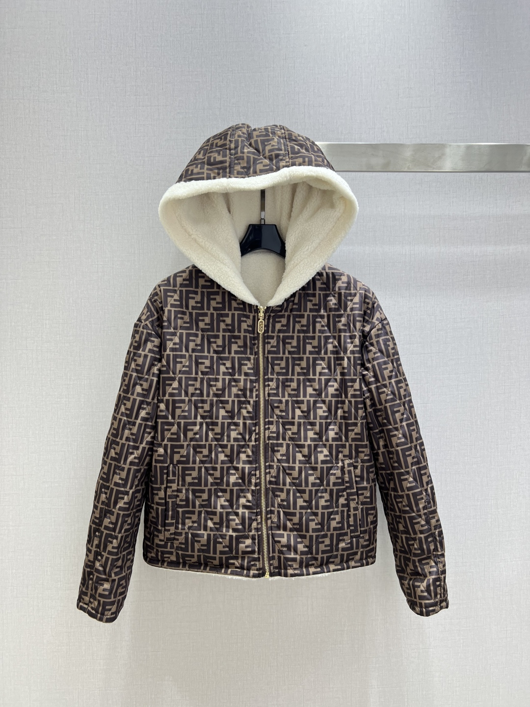 NO:664169,Highly recommended FEN* 2025 new autumn and winter hooded presbyopic plush jacket. Reversible. Instant order after shipment. Customized imported density imported fabric. Special material with texture. Great attention to every small detail. Just the right sense of high-end. Three-dimensional tailoring makes the upper body of the garment more refined and western-style. Customized hardware buckles in the mold. The real thing is amazing!  Fine workmanship, look at the details, one color SML code, high quality ABC, fendi, jackets & coats, hats,  19860909强烈推荐 FEN*2025秋冬新款 连帽老花毛绒外套 双面可穿 出货即爆单 定制进口密度进口面料 特殊材质有肌理感 每个小细节都非常注重 恰到好处的高级感 立体剪裁 让成衣上身更为精致洋气 开模定制五金扣 实物太赞啦！做工精细看细节 一个色 SML码 高品质ABC,,fendi,jackets & coats,hats, ,Women's clothing