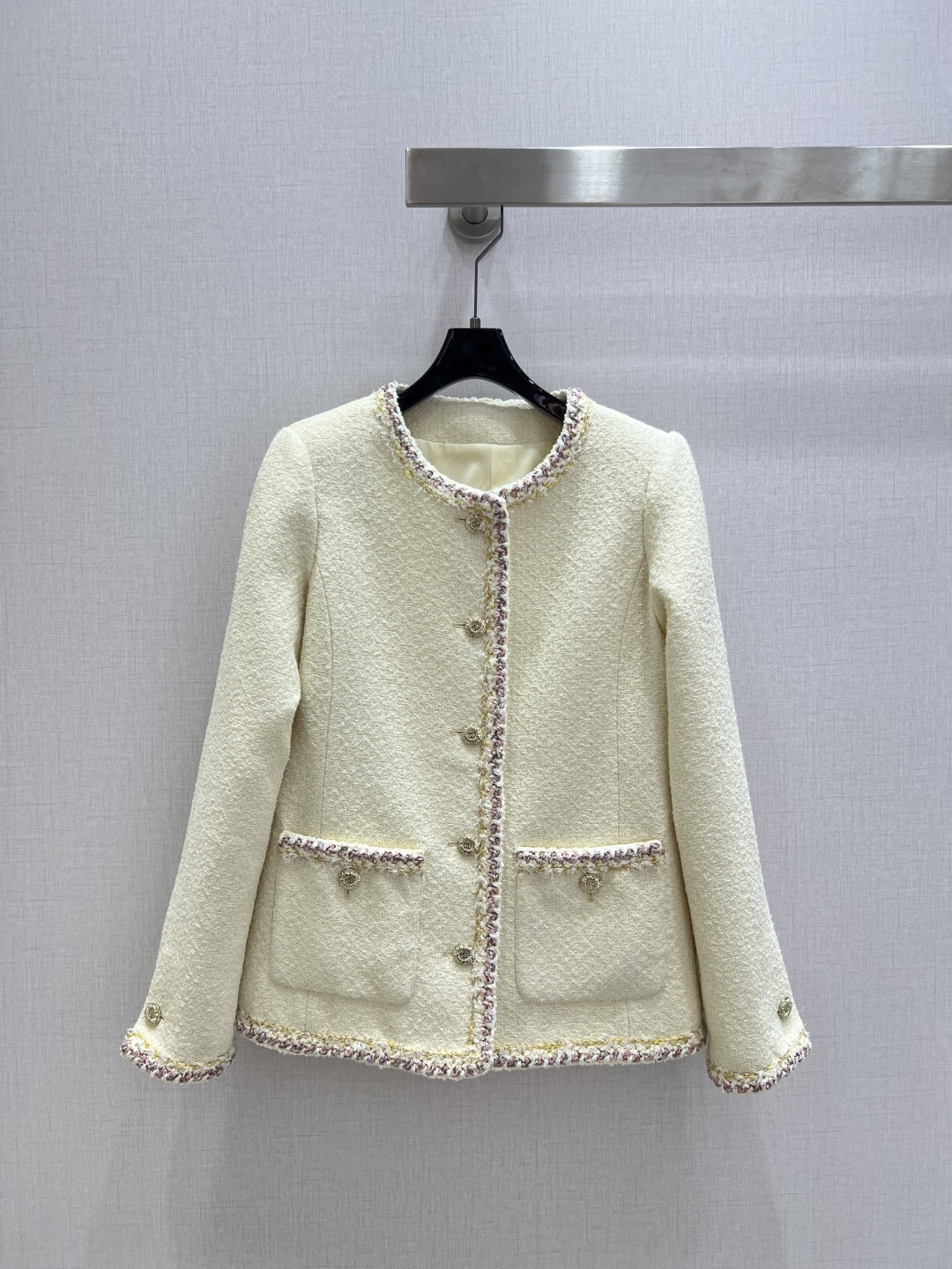 NO:665875,Highly recommended CHA*2025 new autumn and winter round neck dress jacket with hemmed tweed skirt, batched separately  Customized YB imported woolen woolen material, with high-end texture and full appearance. The round-neck dress jacket has a round-necked dress style and shoulder pads designed to fit the human body, making the figure more slender and straight. The large neckline extends to the front hem, and the details are highlighted with black and gold braided edges. The cuff pockets echo  , the whole body is off-white with a delicate woolen texture covering the whole body, showing the style of a lady, the straight skirt of the same series, the contrasting color details of the binding edge echo, and the printed double C placket button echoes the embellishment of the skirt waist, perfectly interpreting the sense of elegance and wealth, the complete set shows noble texture, intellectual gentleness, Christmas  An excellent choice for New Year's Day and year-end parties, instant sale, focus is on. One color SML code, high quality, skirts, jackets & coats,  19860909强烈推荐 CHA*2025秋冬新款 圆领捆边洋装外套捆边粗呢半裙 分开批 定制YB进口粗纺羊毛呢材质,质感高级,品相十足,圆领洋装外套版型,垫肩设计贴合人体,更显身姿纤细挺拔,大身领口延伸至前襟下摆,以黑白金三色的编织捆边点亮细节,袖口口袋呼应,通体米白底色配合细腻的毛呢纹理满铺于全身,名媛格调立显,同系列直筒半裙,捆边撞色细节呼应,印刻双C开襟纽扣呼应裙腰点缀,完美演绎优雅千金感,成套显贵显质感,知性温柔,圣诞 元旦 年末聚会的绝佳选择,秒杀全场,焦点所在.一个色 SML码 高品,,skirts,jackets & coats, ,Women's clothing