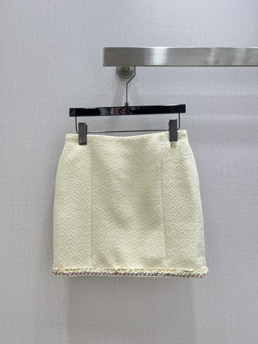 NO:665879,Highly recommended CHA*2025 new autumn and winter round neck dress jacket with hemmed tweed skirt, batched separately  Customized YB imported woolen woolen material, with high-end texture and full appearance. The round-neck dress jacket has a round-necked dress style and shoulder pads designed to fit the human body, making the figure more slender and straight. The large neckline extends to the front hem, and the details are highlighted with black and gold braided edges. The cuff pockets echo  , the whole body is off-white with a delicate woolen texture covering the whole body, showing the style of a lady, the straight skirt of the same series, the contrasting color details of the binding edge echo, and the printed double C placket button echoes the embellishment of the skirt waist, perfectly interpreting the sense of elegance and wealth, the complete set shows noble texture, intellectual gentleness, Christmas  An excellent choice for New Year's Day and year-end parties, instant sale, focus is on. One color SML code, high quality, skirts, jackets & coats,  19860909强烈推荐 CHA*2025秋冬新款 圆领捆边洋装外套捆边粗呢半裙 分开批 定制YB进口粗纺羊毛呢材质,质感高级,品相十足,圆领洋装外套版型,垫肩设计贴合人体,更显身姿纤细挺拔,大身领口延伸至前襟下摆,以黑白金三色的编织捆边点亮细节,袖口口袋呼应,通体米白底色配合细腻的毛呢纹理满铺于全身,名媛格调立显,同系列直筒半裙,捆边撞色细节呼应,印刻双C开襟纽扣呼应裙腰点缀,完美演绎优雅千金感,成套显贵显质感,知性温柔,圣诞 元旦 年末聚会的绝佳选择,秒杀全场,焦点所在.一个色 SML码 高品,,skirts,jackets & coats, ,Women's clothing