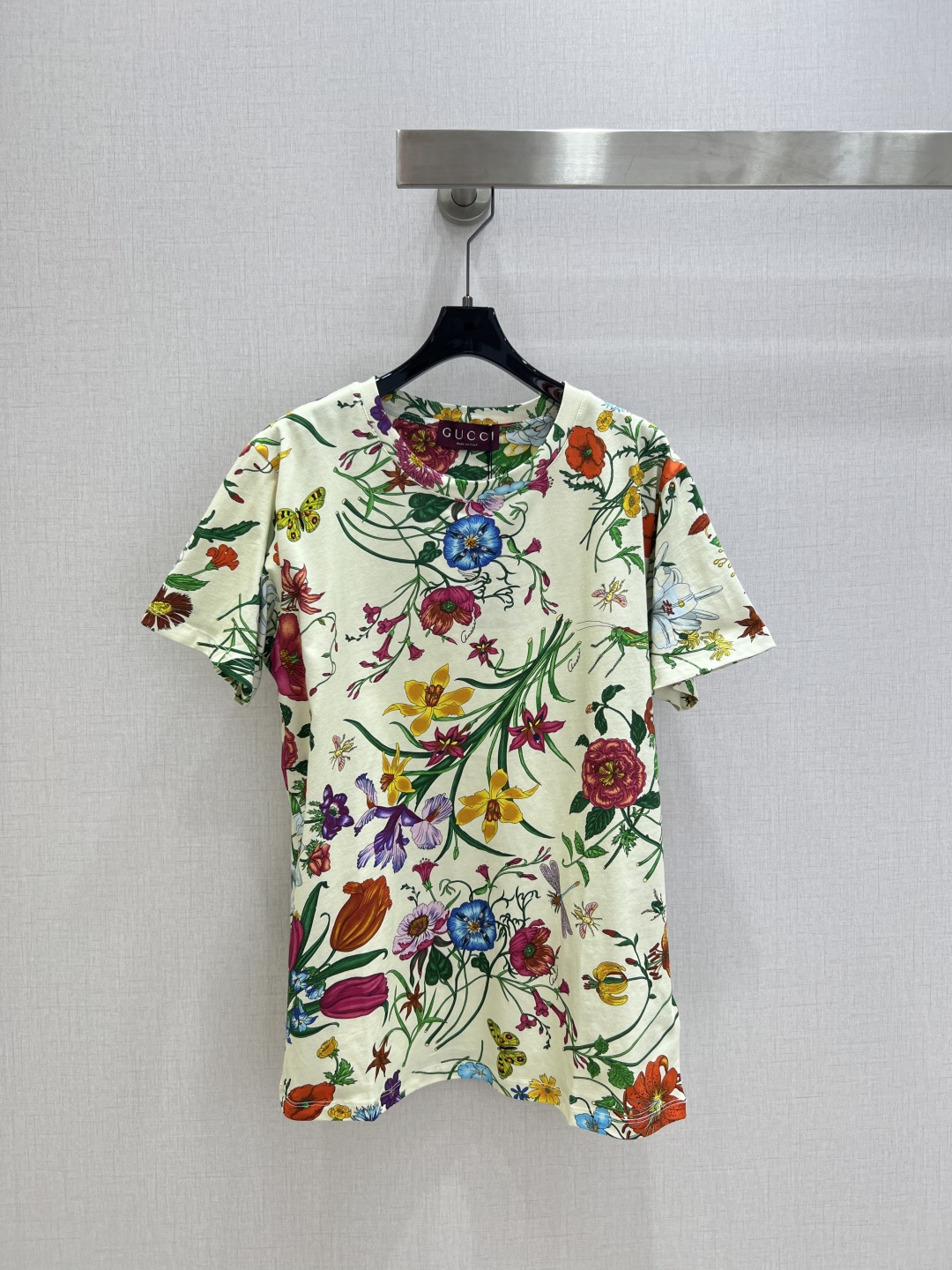 NO:665878,Highly recommended GUC*2026 early spring new style printed short-sleeved T-shirt, high-end fabric, skin-friendly, breathable and comfortable, iconic letter pattern, low-key luxury, age-reducing girlhood!  A must-have artifact for Bai Fumei!  The classic version is versatile and easy to choose. Two colors. SML code. High quality ABC, gucci, T-shirt, tees, t-shirt,  19860909强烈推荐 GUC*2026早春新款 印花短袖T恤 高订面料 亲肤透气舒适标志性字母图案低调奢华减龄少女时代！白富美必备神器！经典版型百搭不挑人 两个色 SML码 高品质ABC,,gucci,T-shirt,tees，t-shirt, ,Women's clothing