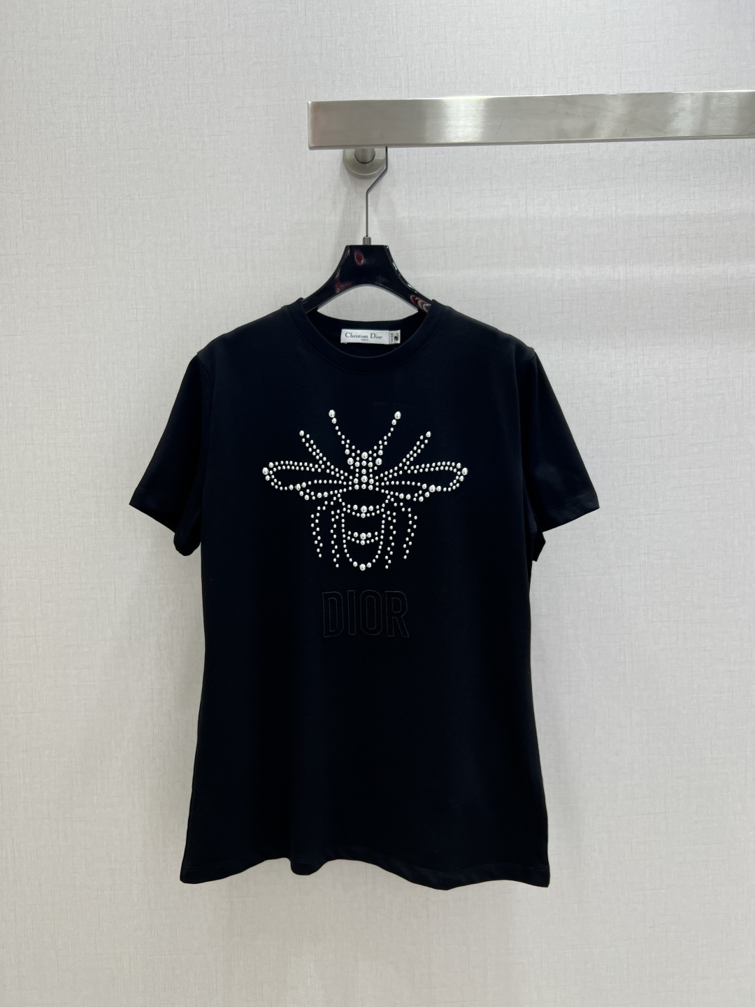 NO:665882,Highly recommended DIO* 2026 early spring new round neck t-shirt with logo short-sleeved T-shirt. Customized YB mercerized cotton material, fine texture, comfortable and breathable, regular short-sleeved cutting, embroidery with high-temperature ironing tack, restoring the letter logo bee pattern on the chest, refracted and reflective with the light, fashion trend, regular version, tolerant and fashionable wear. Two colors SML code High quality ABC, dior, T-shirt, tees, t-shirt,  19860909强烈推荐 DIO*2026早春新款 圆领柳丁徽标短袖T恤 定制YB丝光全棉材质,质感细腻,舒适透气,常规短袖裁剪,刺绣配合高温熨烫柳丁,还原胸前字母徽标蜜蜂图案,随光线折射反光,时尚潮流,常规版型,穿搭包容时尚.两个色 SML码 高品质ABC,,dior,T-shirt,tees，t-shirt, ,Women's clothing