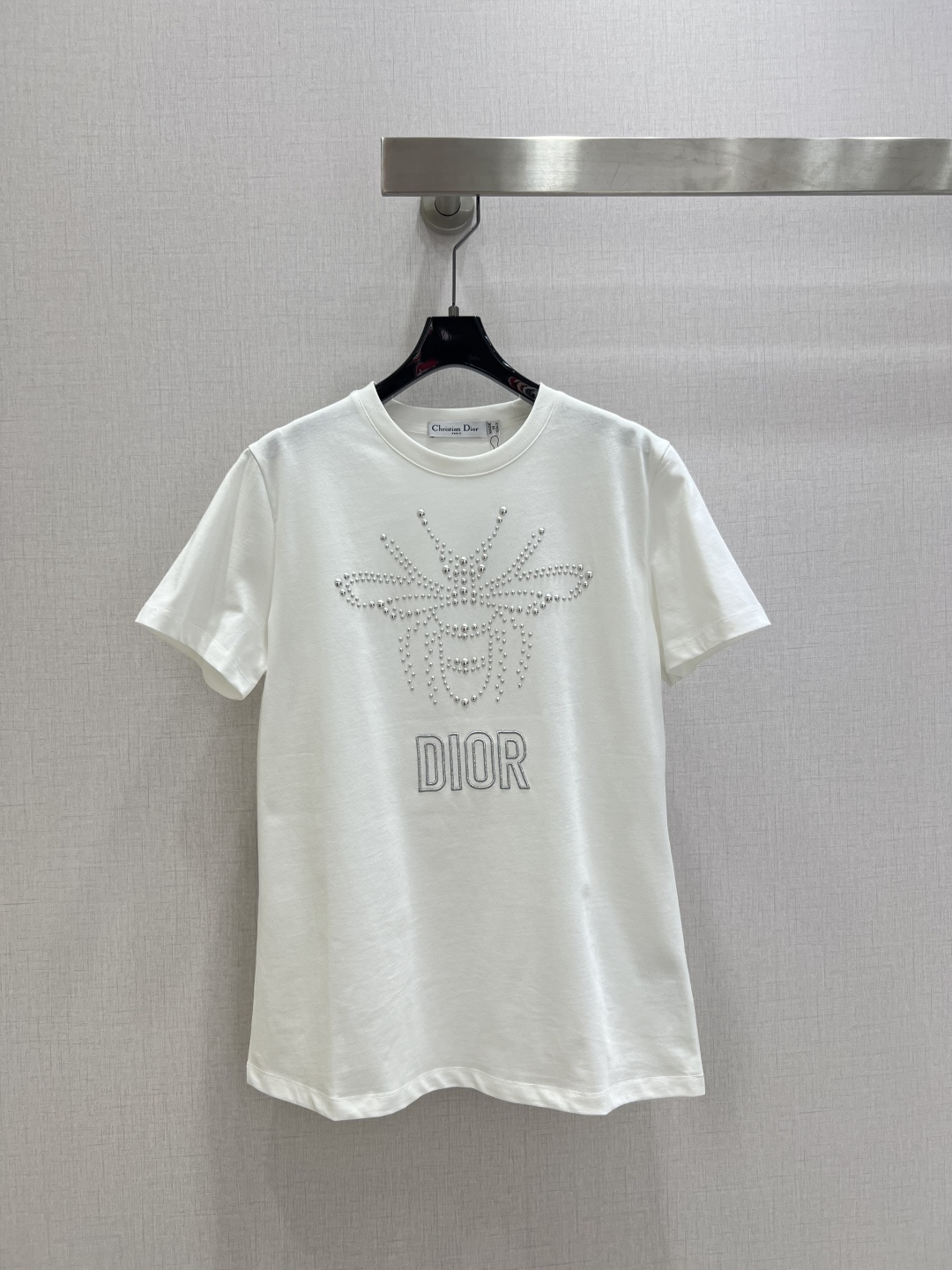 NO:665887,Highly recommended DIO* 2026 early spring new round neck t-shirt with logo short-sleeved T-shirt. Customized YB mercerized cotton material, fine texture, comfortable and breathable, regular short-sleeved cutting, embroidery with high-temperature ironing tack, restoring the letter logo bee pattern on the chest, refracted and reflective with the light, fashion trend, regular version, tolerant and fashionable wear. Two colors SML code High quality ABC, dior, T-shirt, tees, t-shirt,  19860909强烈推荐 DIO*2026早春新款 圆领柳丁徽标短袖T恤 定制YB丝光全棉材质,质感细腻,舒适透气,常规短袖裁剪,刺绣配合高温熨烫柳丁,还原胸前字母徽标蜜蜂图案,随光线折射反光,时尚潮流,常规版型,穿搭包容时尚.两个色 SML码 高品质ABC,,dior,T-shirt,tees，t-shirt, ,Women's clothing