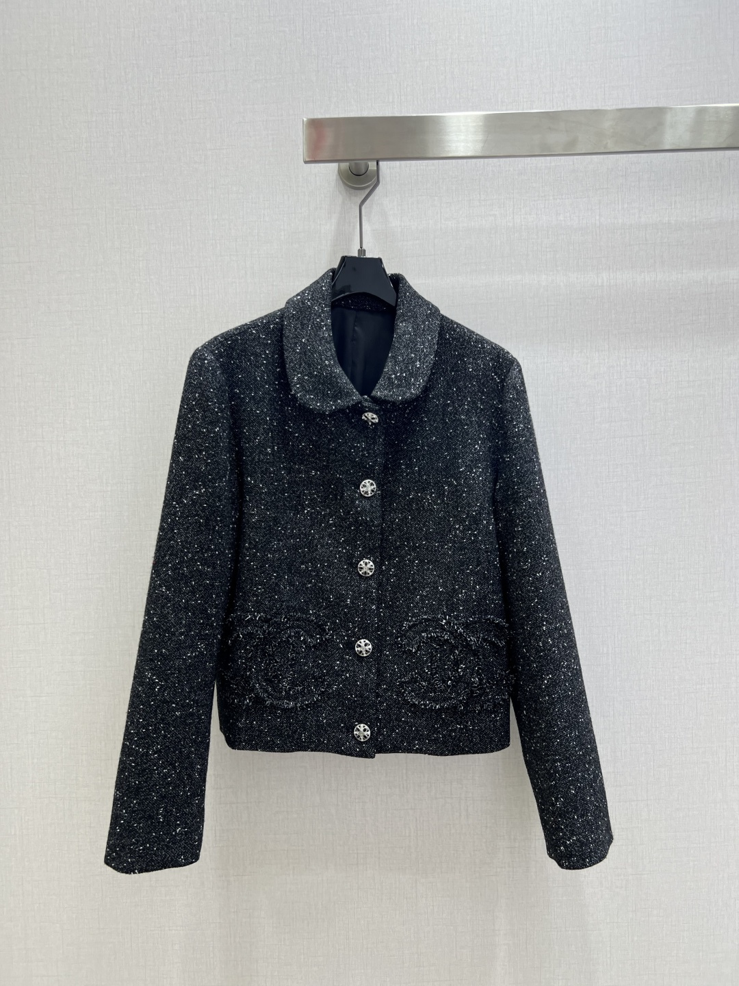 NO:665895,Highly recommended CHA*2025 new autumn and winter style. Woolen fine glitter double C short jacket. Haute couture fine glitter wool tweed fabric. High-end black color. Lapel design. Three-dimensional tailoring. The upper body is slimming. Elegant and playful. White and rich. Must-have high-end items. Easy to control for daily commuting or attending various events. One color SML code. High quality ABC,,jackets & coats, 19860909强烈推荐 CHA*2025秋冬新款 粗纺细闪双C短款外套 高级定制细闪羊毛粗呢面料 高级感黑色系 翻领设计 立体剪裁 版型上身巨显瘦 气质优雅俏皮白富美必备高级单品 日常通勤或出席各种活动都轻松驾驭 一个色 SML码 高品质ABC,,jackets & coats, ,Women's clothing