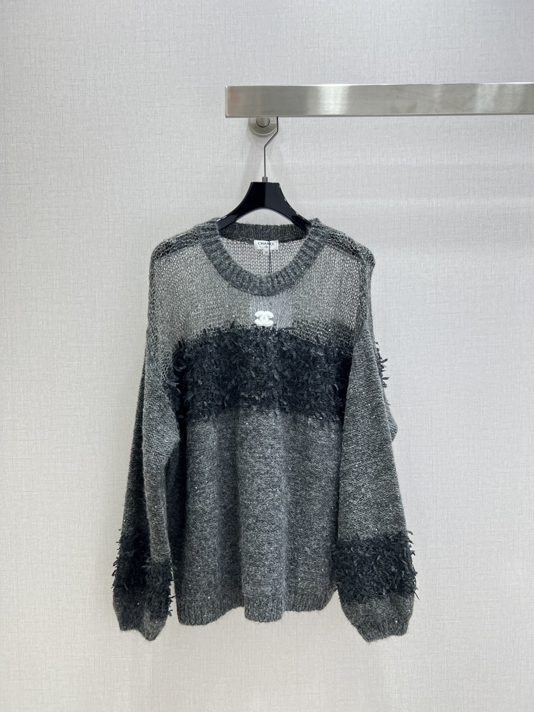 NO:686710,Highly recommended CHA* 2025 new autumn and winter slightly see-through spliced round neck knitted sweater. Customized YB wool yarn weaving, soft and soft, fashionable and fashionable. The round neck knitted pullover sweater version is narrowed by elastic thread binding. Three levels of micro sheer, short velvet and flat stitch are distributed up and down in the same color system. The letter logo on the chest is decorated. The overall shape is advanced and casual. It creates a fashionable tone and creates a fashionable style. Two colors SML code  High quality ABC,,sweaters,19860909强烈推荐 CHA*2025秋冬新款 微透拼接圆领针织毛衣 定制YB羊毛纱线织造,软糯柔软,穿搭时髦洋气,圆领针织套头毛衣版型,以弹力螺纹包边收窄,通体同色系上下分布微透、短绒和平针三种层次,胸口字母徽标装饰,整体造型高级休闲,碰撞出时尚调性,打造气质时髦风格.两个色 SML码 高品质ABC,,sweaters,,Women's clothing