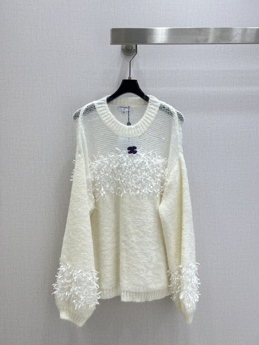 NO:686712,Highly recommended CHA* 2025 new autumn and winter slightly see-through spliced round neck knitted sweater. Customized YB wool yarn weaving, soft and soft, fashionable and fashionable. The round neck knitted pullover sweater version is narrowed by elastic thread binding. Three levels of micro sheer, short velvet and flat stitch are distributed up and down in the same color system. The letter logo on the chest is decorated. The overall shape is advanced and casual. It creates a fashionable tone and creates a fashionable style. Two colors SML code  High quality AB,,sweaters,19860909强烈推荐 CHA*2025秋冬新款 微透拼接圆领针织毛衣 定制YB羊毛纱线织造,软糯柔软,穿搭时髦洋气,圆领针织套头毛衣版型,以弹力螺纹包边收窄,通体同色系上下分布微透、短绒和平针三种层次,胸口字母徽标装饰,整体造型高级休闲,碰撞出时尚调性,打造气质时髦风格.两个色 SML码 高品质AB,,sweaters,,Women's clothing