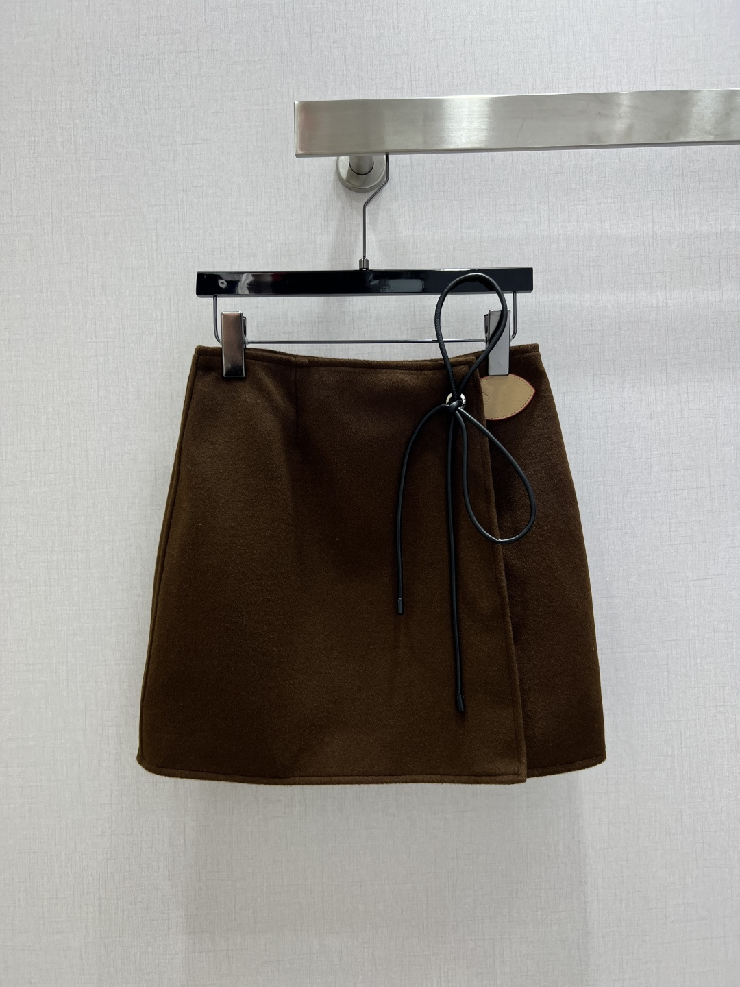 NO:686722,Highly recommended LV*2025 new autumn and winter style lace-up wool skirt, containing wool, classic and stylish, with its own aura, the fabric texture is very nice, fashionable and high-end, the color is super positive, the upper body is white and slim, it has a cool and handsome series, the upper body is full of aura when walking, the length is just right, easy to control, one color SMLXL code, high quality ABC, Louis Vuitton, skirts,19860909强烈推荐 LV*2025秋冬新款 系带羊毛半裙 含羊毛 经典又有型 自带气场 面料质感很奈斯 时髦又高级 颜色超级正 上身显白又显瘦 自带酷帅感的系列 走路都带风上身气场全开 长度恰到好处 轻松驾驭 一个色SMLXL码 高品质ABC,,louis vuitton,skirts,,Women's clothing