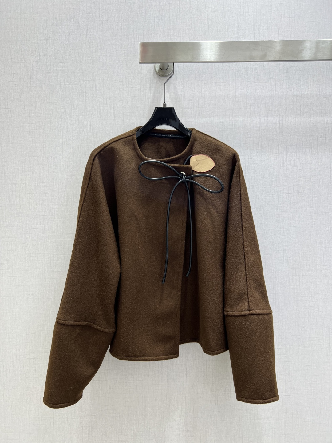 NO:686720,Highly recommended LV* 2025 new autumn and winter lace-up wool long-sleeved jacket. Contains wool. Classic and stylish. Comes with aura. The fabric texture is very nice. Fashionable and high-end. The color is super positive. The upper body is white and slim. It has a cool and handsome series. The upper body is full of aura when walking. The length is just right and easy to control. One color SMLXL code. High quality ABC, Louis Vuitton, jackets & coats,19860909强烈推荐 LV*2025秋冬新款 系带羊毛长袖外套 含羊毛 经典又有型 自带气场 面料质感很奈斯 时髦又高级 颜色超级正 上身显白又显瘦 自带酷帅感的系列 走路都带风上身气场全开 长度恰到好处 轻松驾驭 一个色 SMLXL码 高品质ABC,,louis vuitton,jackets & coats,,Women's clothing