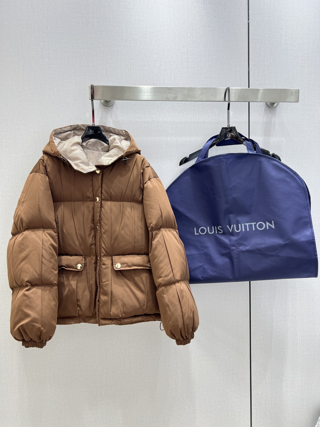 NO:686718,Comes with a dust bag. Highly recommended. LV*2025 new autumn and winter style. Hooded double pocket down jacket. Overall warm effect. Unique design. Casual and fashionable. Perfect embellishment with classic logo. Comes with a dust bag. One color. SMLXL code. High quality ABC, Louis Vuitton, jackets & coats, down jacket, hats,19860909配防尘袋强烈推荐 LV*2025秋冬新款 连帽双口袋羽绒外套 整体保暖效果拉满,独特设计款 休闲时尚,经典logo完美点缀 配防尘袋 一个色 SMLXL码 高品质ABC,,louis vuitton,jackets & coats,down jacket,hats,,Women's clothing
