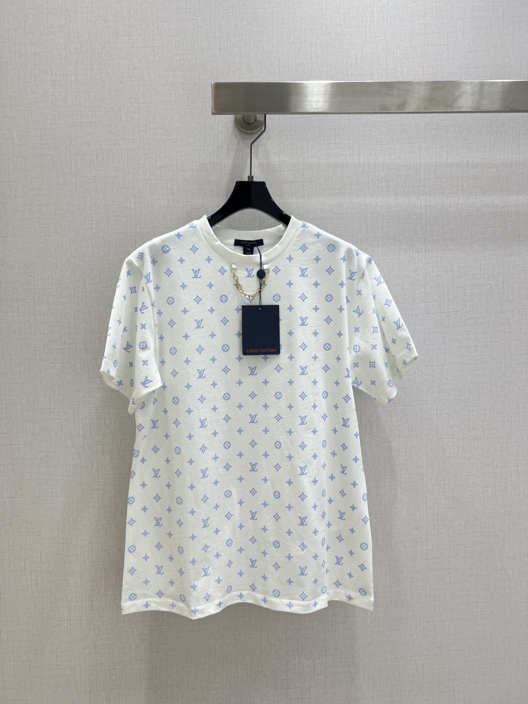 NO:686725,Highly recommended LV*2026 early spring new round neck printed chain short-sleeved T-shirt  Customized YB mercerized cotton material, breathable and comfortable, full of texture, regular short-sleeved T-shirt cut, highlighting the brand style, made of heavyweight pure cotton, slightly stretchy, showing a slimming visual effect, the neckline is decorated with a metal letter mark chain and white threaded edges as a design highlight, four-leaf clover letters are printed all over the body, and the whole body is white with coral orange or sky blue jacquard, which adds a youthful atmosphere and looks stylish when worn alone. Two colors SML code High quality ABC, Louis  vuitton,T-shirt,tees,t-shirt,19860909强烈推荐 LV*2026早春新款 圆领印花链条短袖T恤 定制YB丝光全棉材质,透气舒适,质感十足,常规短袖T恤裁剪,凸显品牌格调,采用克重纯棉制成,略带有弹力,呈现显瘦视觉效果,领口以金属字母标链条白色螺纹包边作设计亮点,大身满印四叶草字母,通体白色底色珊瑚橘或天蓝色提花,青春气氛骤增,单穿内搭都出彩时髦.两个色 SML码 高品质ABC,,louis vuitton,T-shirt,tees，t-shirt,,Women's clothing