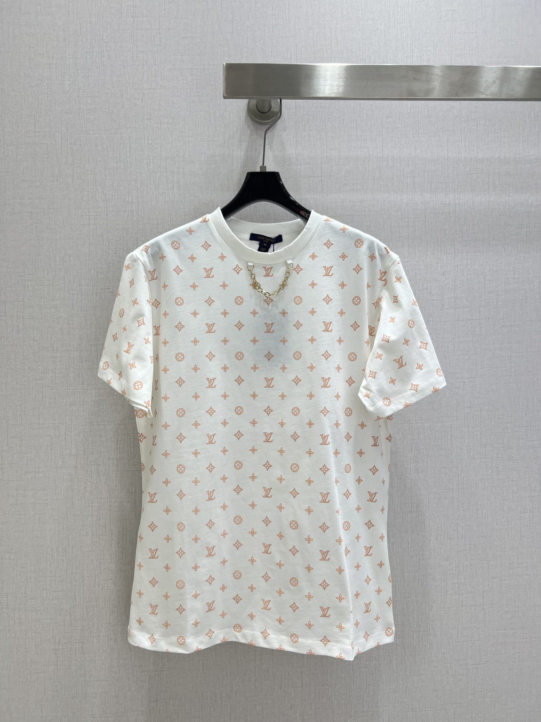 NO:686723,Highly recommended LV*2026 early spring new round neck printed chain short-sleeved T-shirt  Customized YB mercerized cotton material, breathable and comfortable, full of texture, regular short-sleeved T-shirt cut, highlighting the brand style, made of heavyweight pure cotton, slightly stretchy, showing a slimming visual effect, the neckline is decorated with a metal letter mark chain and white threaded edges as a design highlight, four-leaf clover letters are printed all over the body, and the whole body is white with coral orange or sky blue jacquard, which adds a youthful atmosphere and looks stylish when worn alone. Two colors SML code High quality ABC, Louis  vuitton,T-shirt,tees,t-shirt,19860909强烈推荐 LV*2026早春新款 圆领印花链条短袖T恤 定制YB丝光全棉材质,透气舒适,质感十足,常规短袖T恤裁剪,凸显品牌格调,采用克重纯棉制成,略带有弹力,呈现显瘦视觉效果,领口以金属字母标链条白色螺纹包边作设计亮点,大身满印四叶草字母,通体白色底色珊瑚橘或天蓝色提花,青春气氛骤增,单穿内搭都出彩时髦.两个色 SML码 高品质ABC,,louis vuitton,T-shirt,tees，t-shirt,,Women's clothing